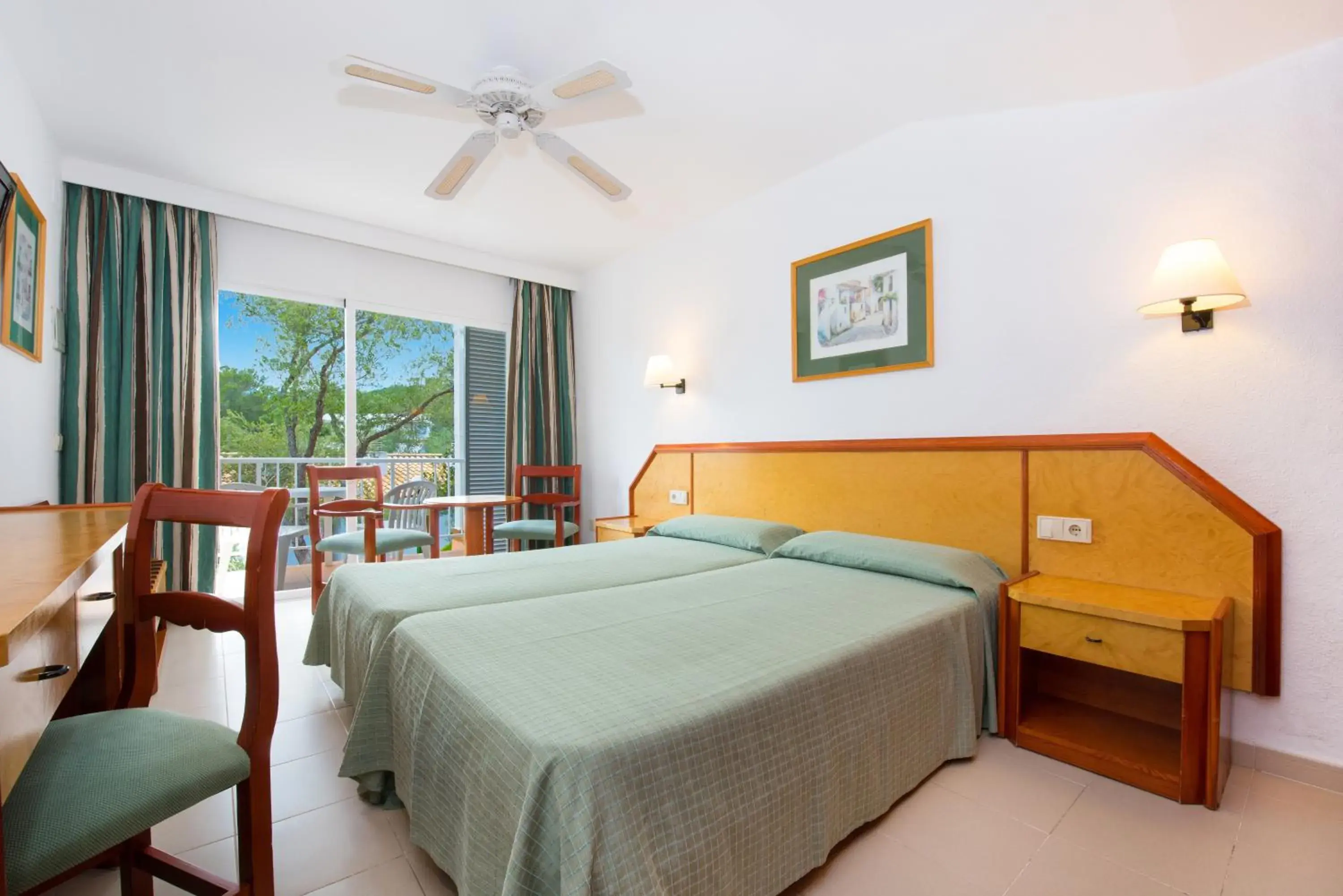 Two Connecting Double Rooms in Hotel Cala Romántica Two Connecting Double Rooms in Hotel Cala Romántica