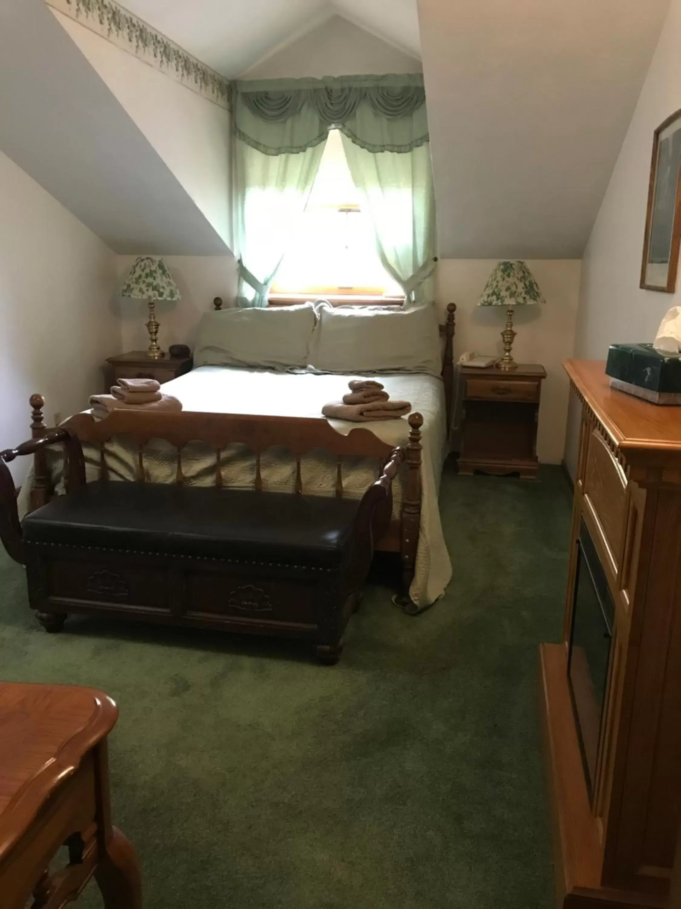 Deluxe Queen Room in 7 Gables Inn & Suites Deluxe Queen Room in 7 Gables Inn & Suites