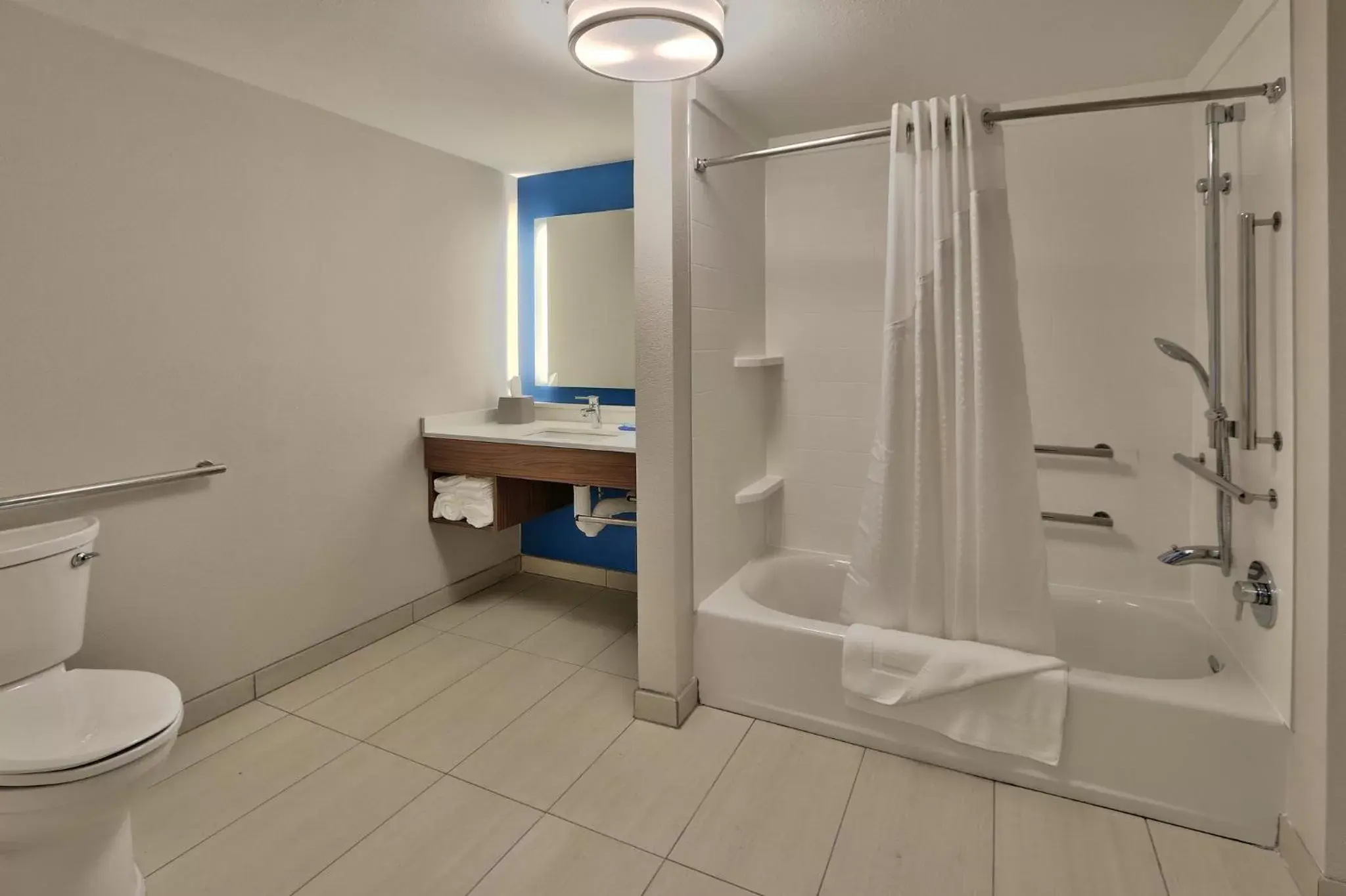 One-Bedroom Suite - Mobility Accessible Tub in Holiday Inn Express & Suites - Roswell, an IHG Hotel One-Bedroom Suite - Mobility Accessible Tub in Holiday Inn Express & Suites - Roswell, an IHG Hotel
