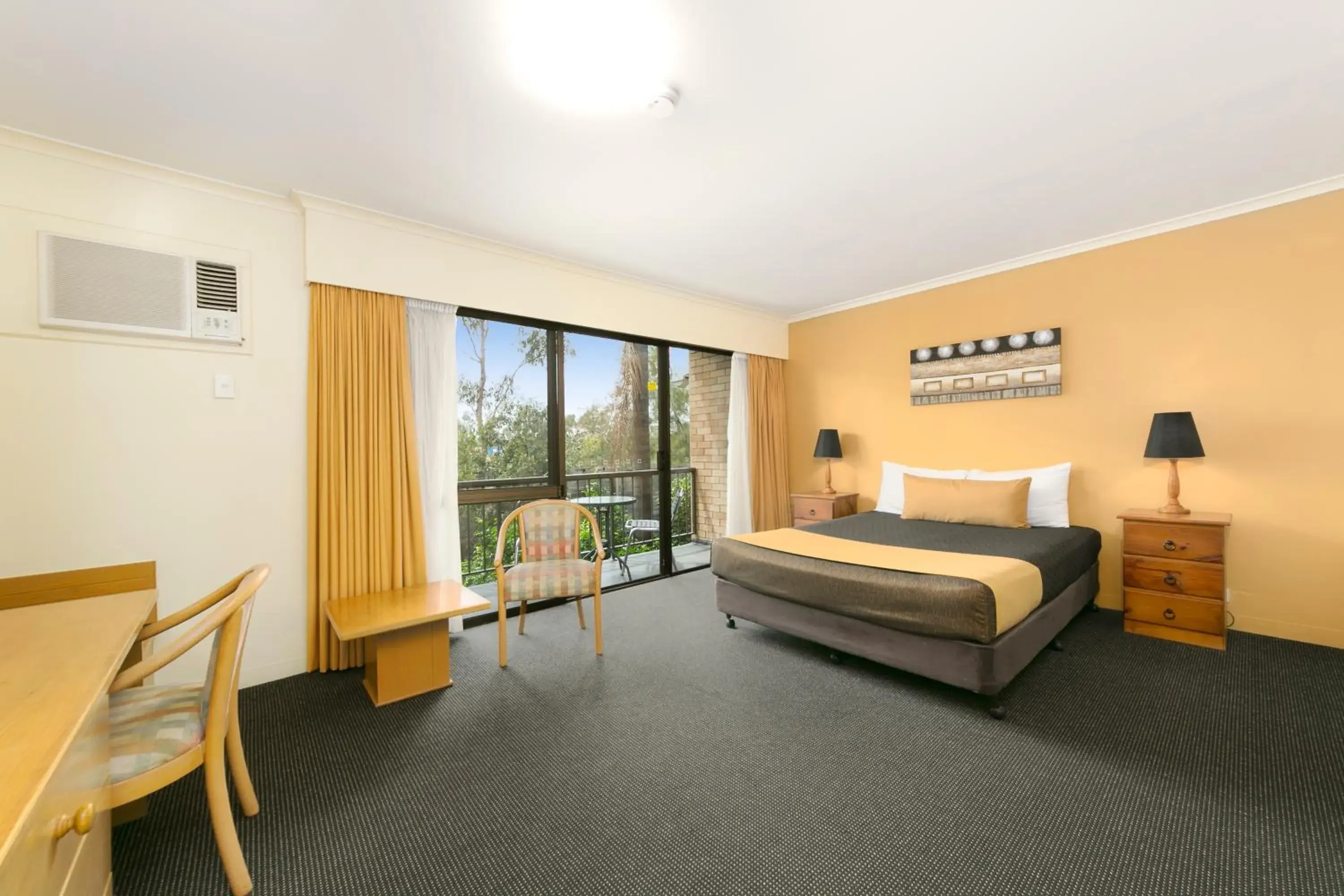 Standard Queen Room in Mt Ommaney Hotel Apartments Standard Queen Room in Mt Ommaney Hotel Apartments