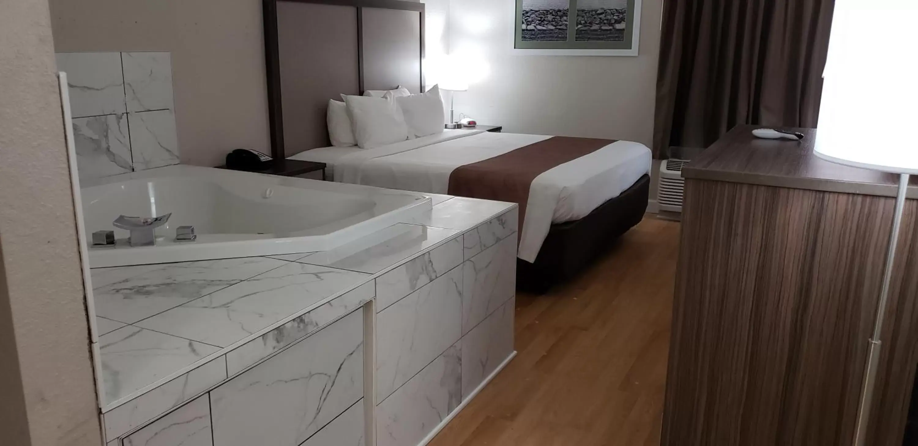 Superior King Room with Whirlpool - Non Smoking in Quality Inn Superior King Room with Whirlpool - Non Smoking in Quality Inn