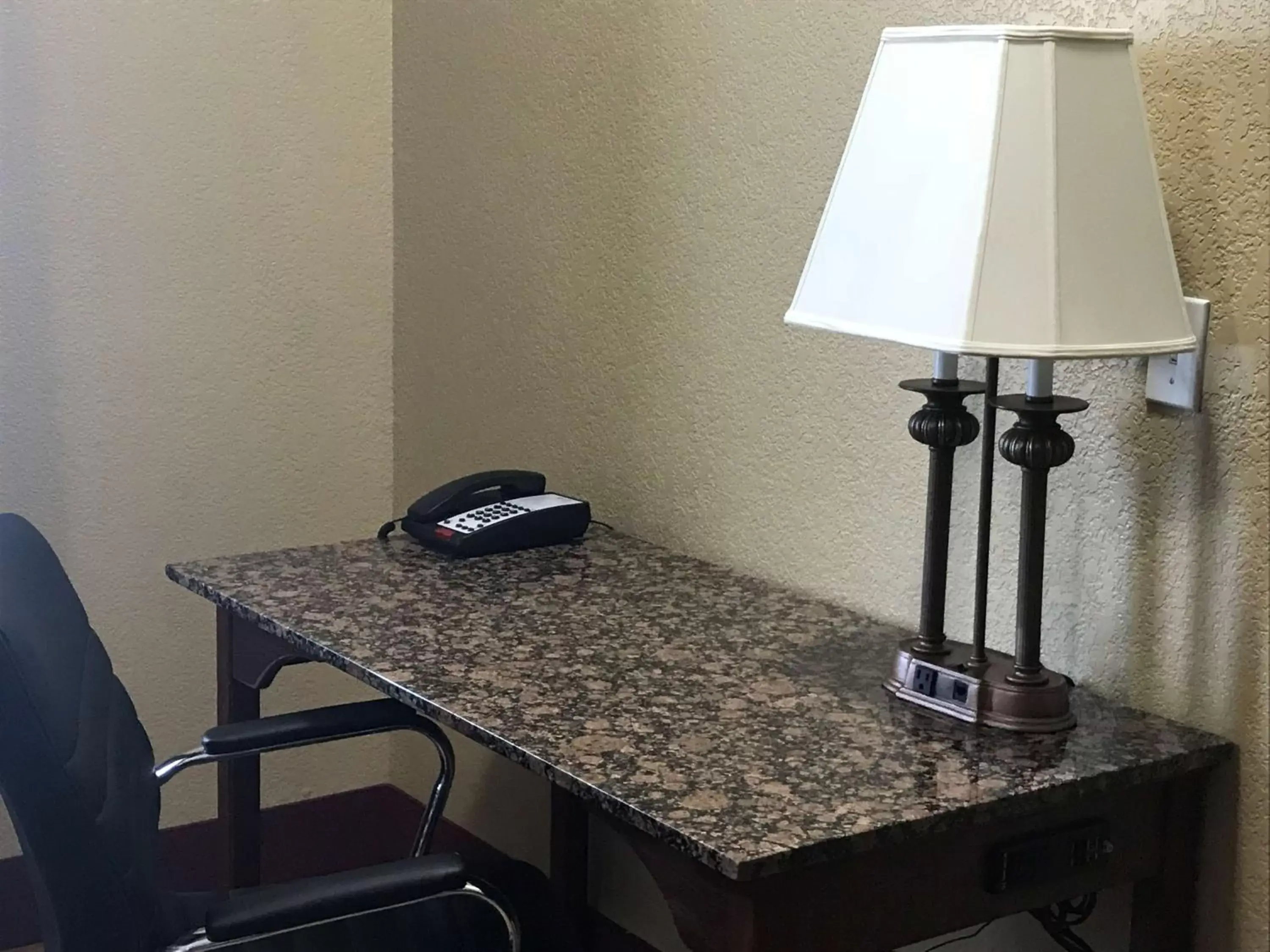 Executive King Suite - Smoking in Best Western Plus Oklahoma City Yukon Executive King Suite - Smoking in Best Western Plus Oklahoma City Yukon