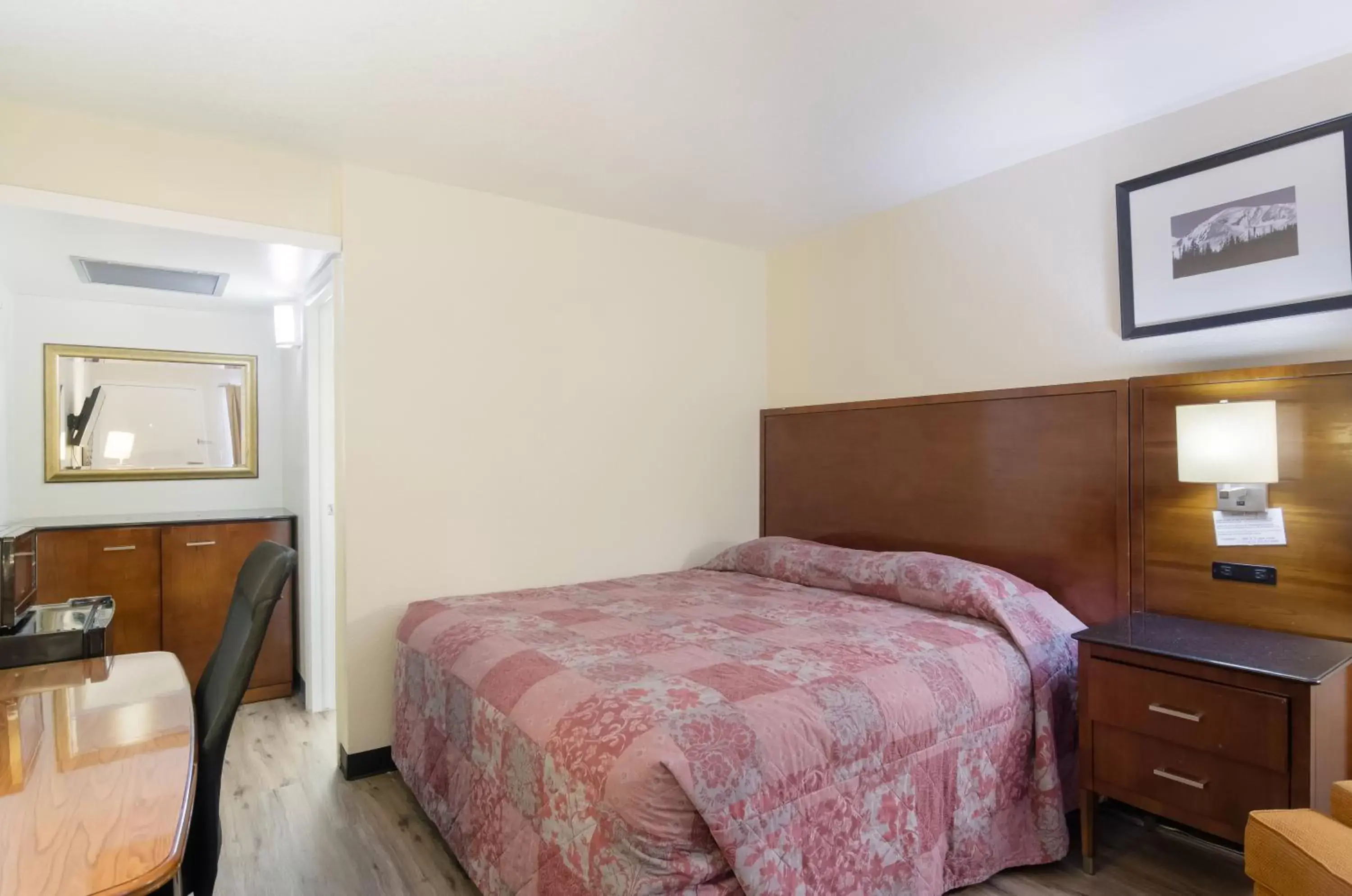 Queen Room - Smoking in Rodeway Inn Greeley Queen Room - Smoking in Rodeway Inn Greeley