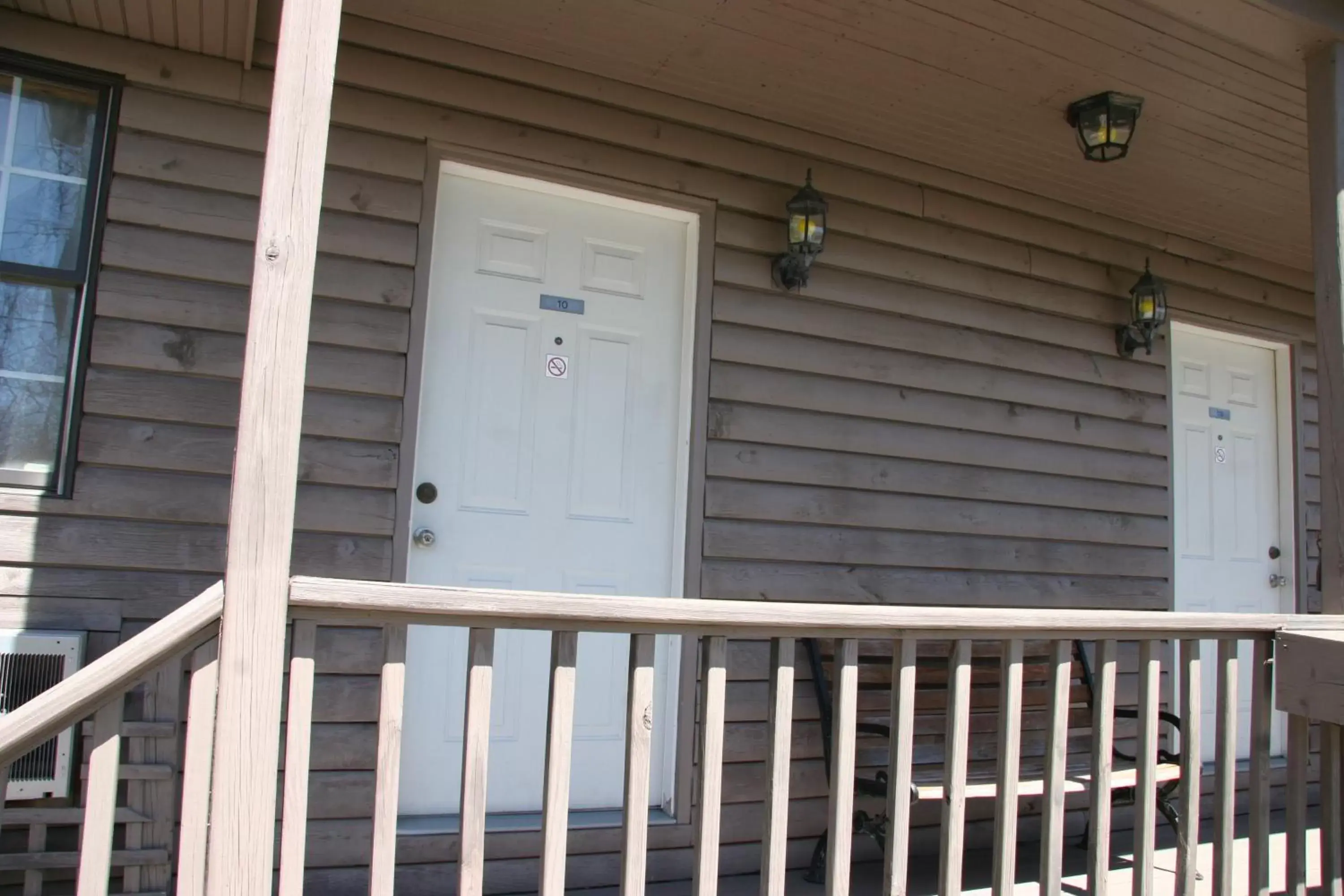 Creekside Cabin (2 queen) in Lakeside Resort Creekside Cabin (2 queen) in Lakeside Resort