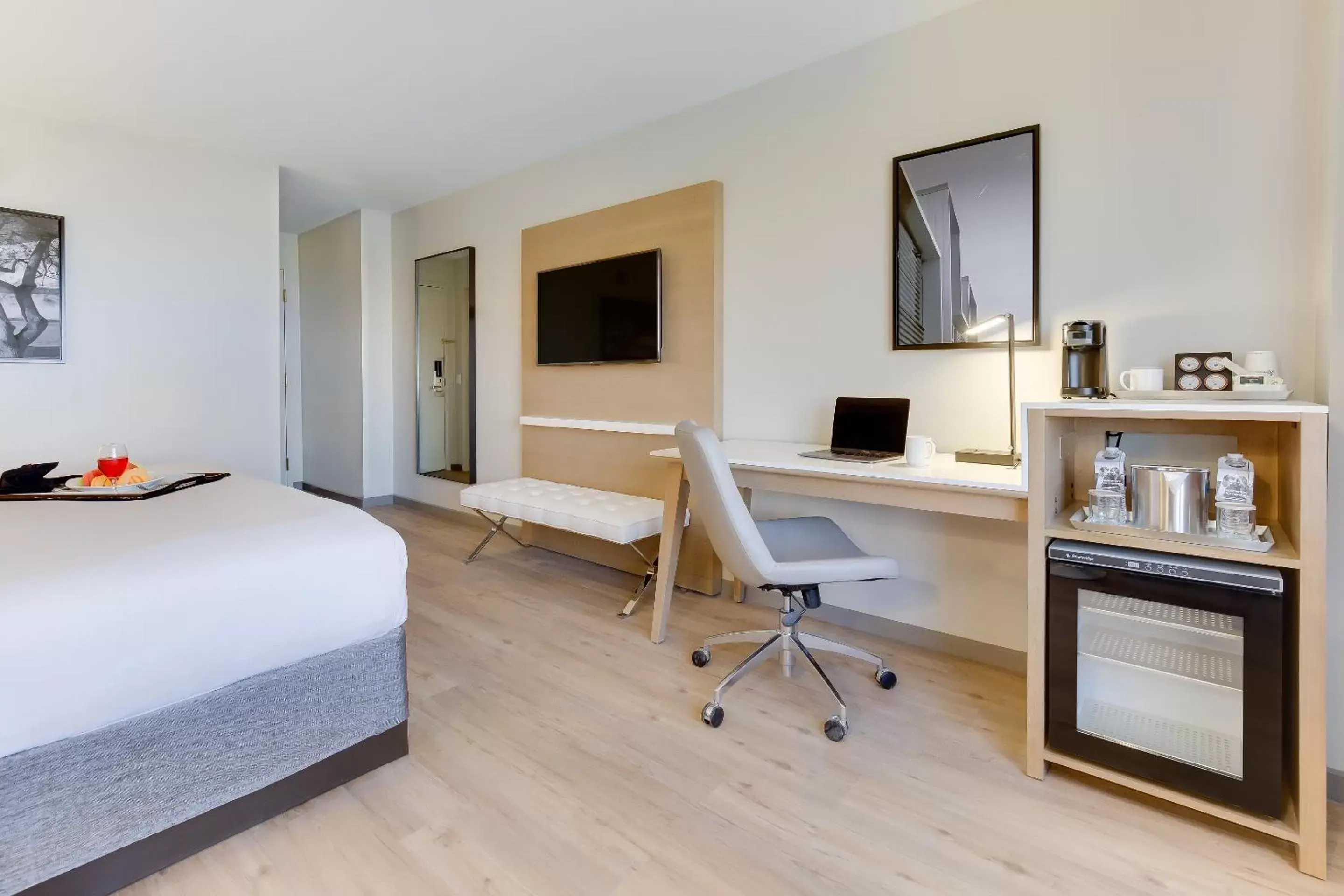 King Room with Lake View - Non-Smoking in Radisson Hotel Seattle Airport King Room with Lake View - Non-Smoking in Radisson Hotel Seattle Airport