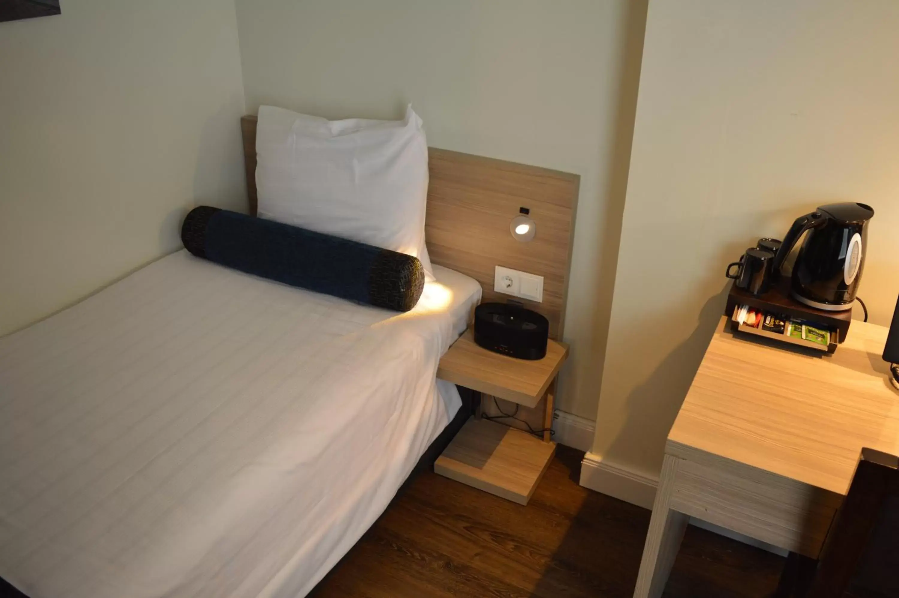 Basement Single Room Limited View in Hotel Library Amsterdam Basement Single Room Limited View in Hotel Library Amsterdam