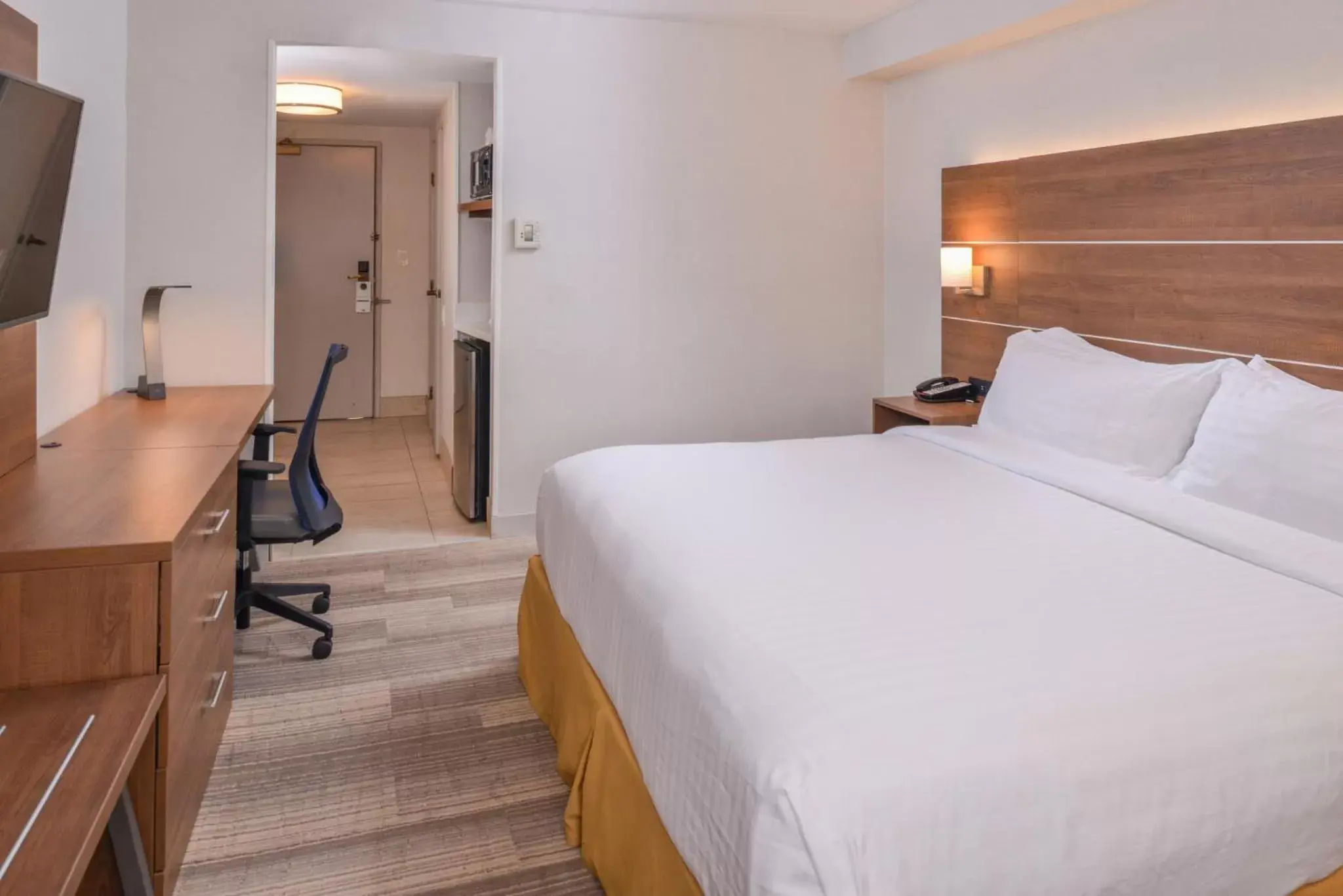 King Room - Mobility Access Roll in Shower/Non-Smoking in Holiday Inn Express Palm Desert, an IHG Hotel King Room - Mobility Access Roll in Shower/Non-Smoking in Holiday Inn Express Palm Desert, an IHG Hotel