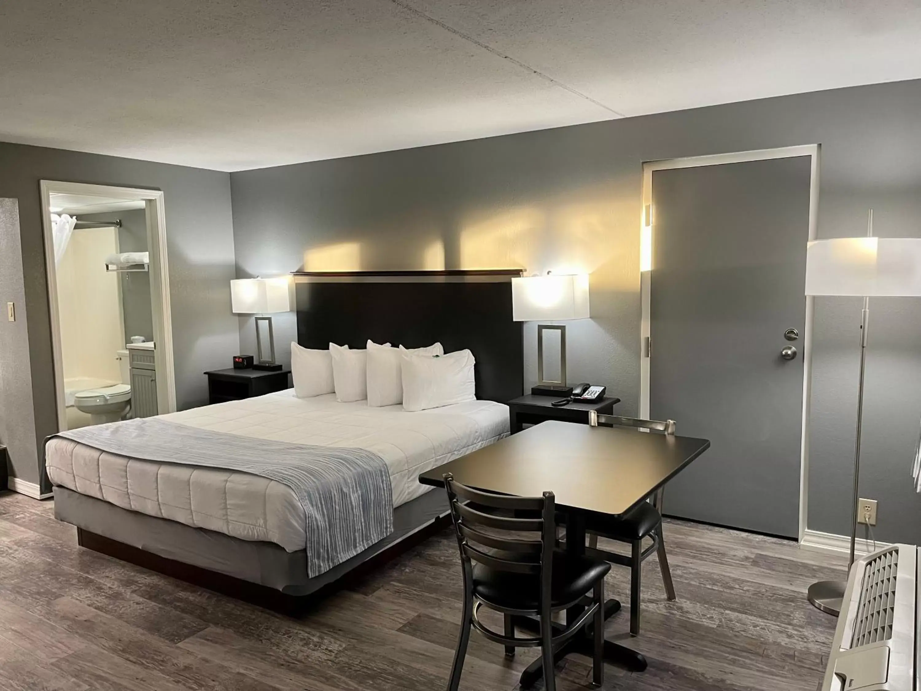 Deluxe Suite with Spa Bath in Lake Norfork Resort Deluxe Suite with Spa Bath in Lake Norfork Resort