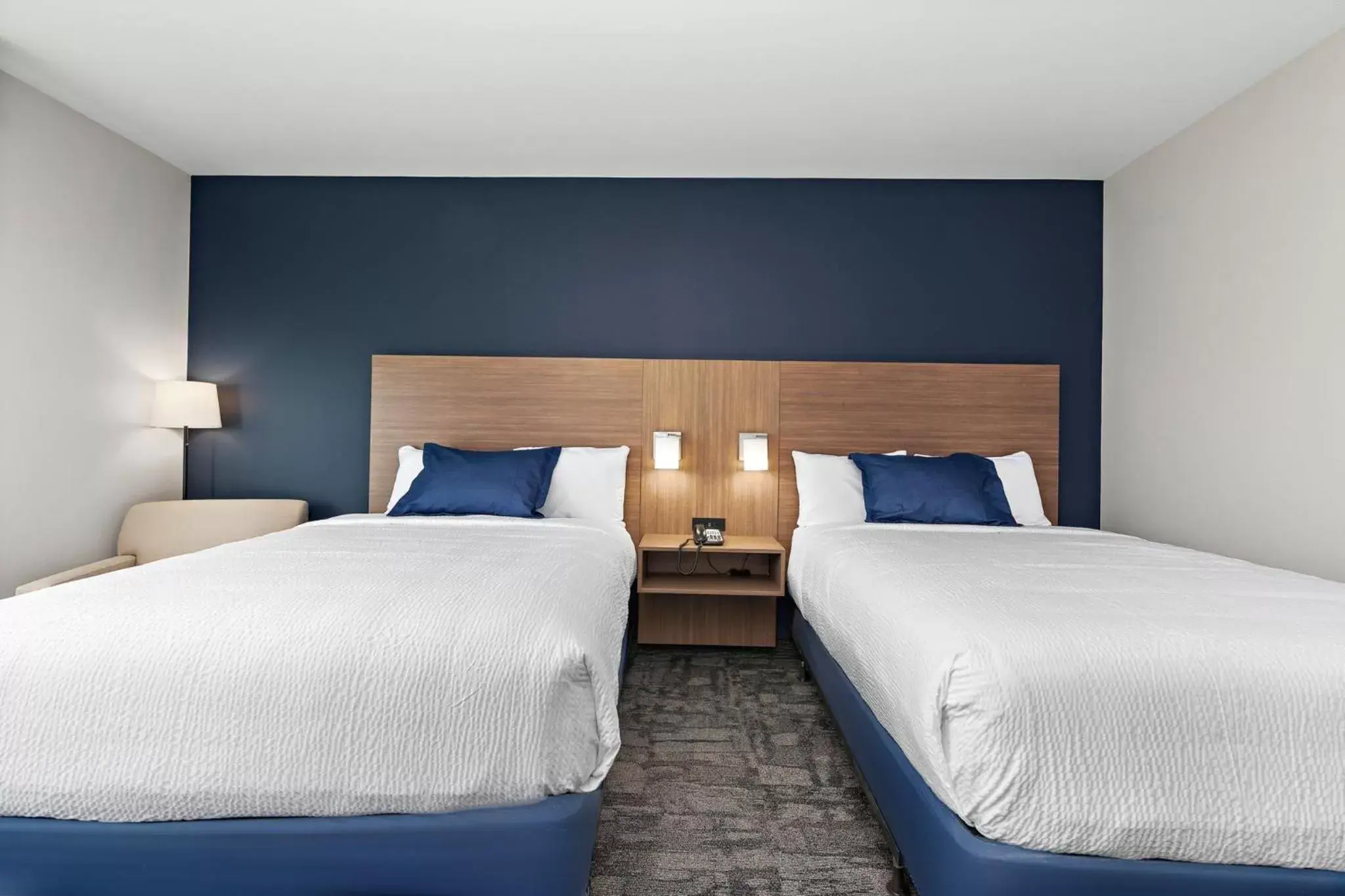 Standard Room with Two Queen Beds in Holiday Inn Express Kansas City North Parkville by IHG Standard Room with Two Queen Beds in Holiday Inn Express Kansas City North Parkville by IHG