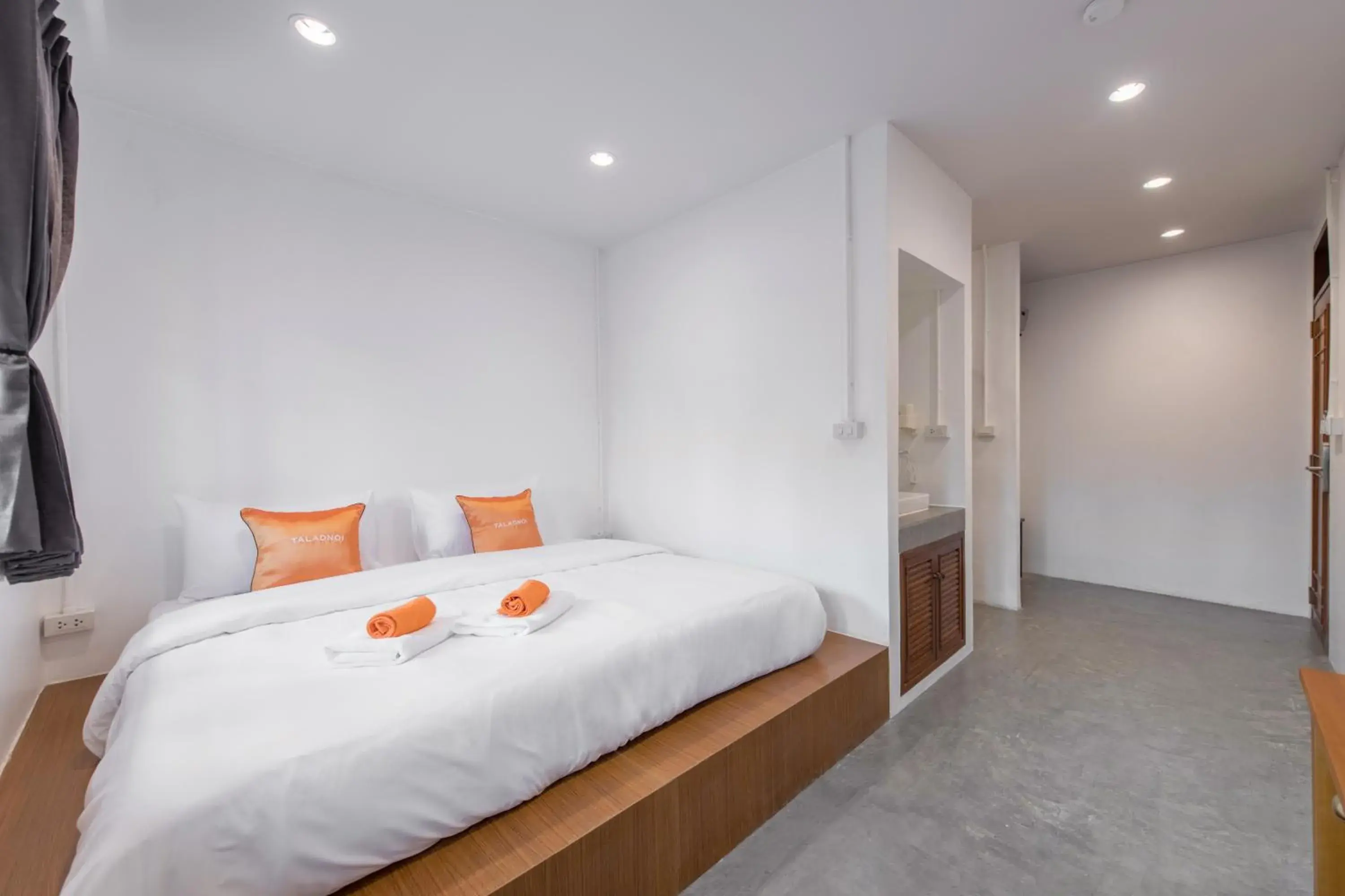 Double Room with Private Bathroom in Tiny Taladnoi Hostel Double Room with Private Bathroom in Tiny Taladnoi Hostel