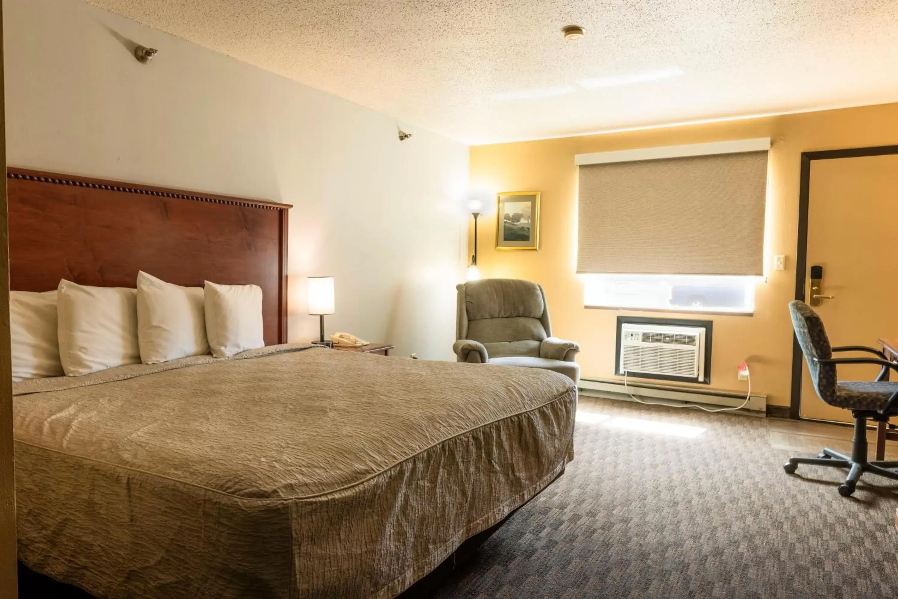 Deluxe King Room - Non-Smoking in Governors Inn a Travelodge by Wyndham Deluxe King Room - Non-Smoking in Governors Inn a Travelodge by Wyndham