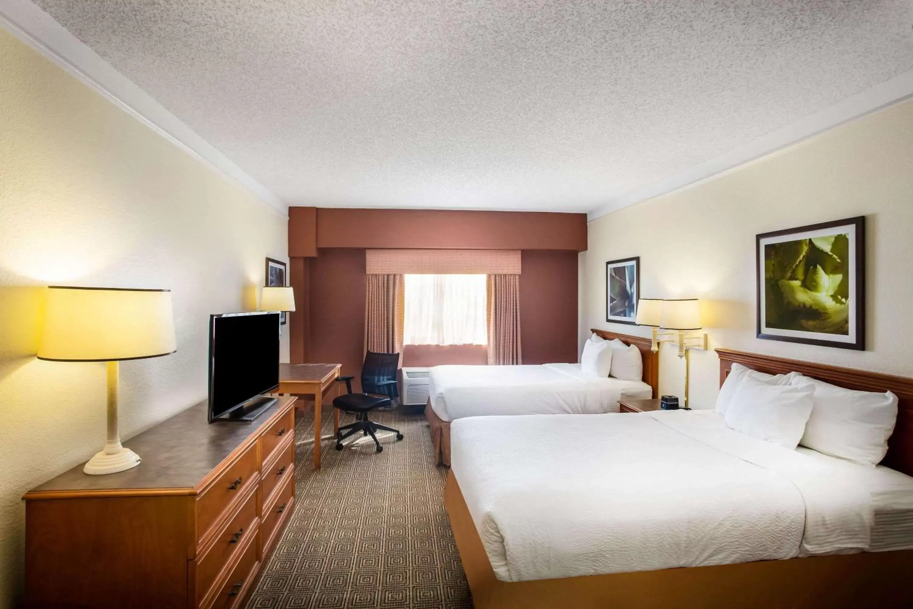 Two Double Beds in La Quinta Inn by Wyndham Austin Capitol / Downtown Two Double Beds in La Quinta Inn by Wyndham Austin Capitol / Downtown