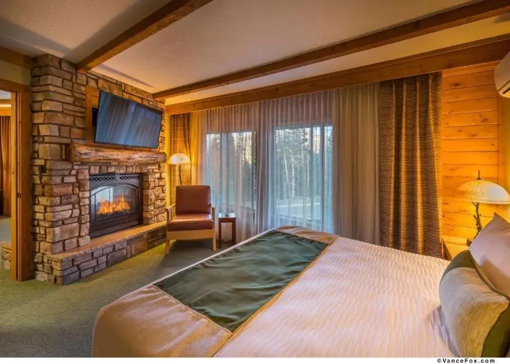 King Suite with Sofa Bed and Whirlpool - Non Smoking in Brian Head Lodge King Suite with Sofa Bed and Whirlpool - Non Smoking in Brian Head Lodge