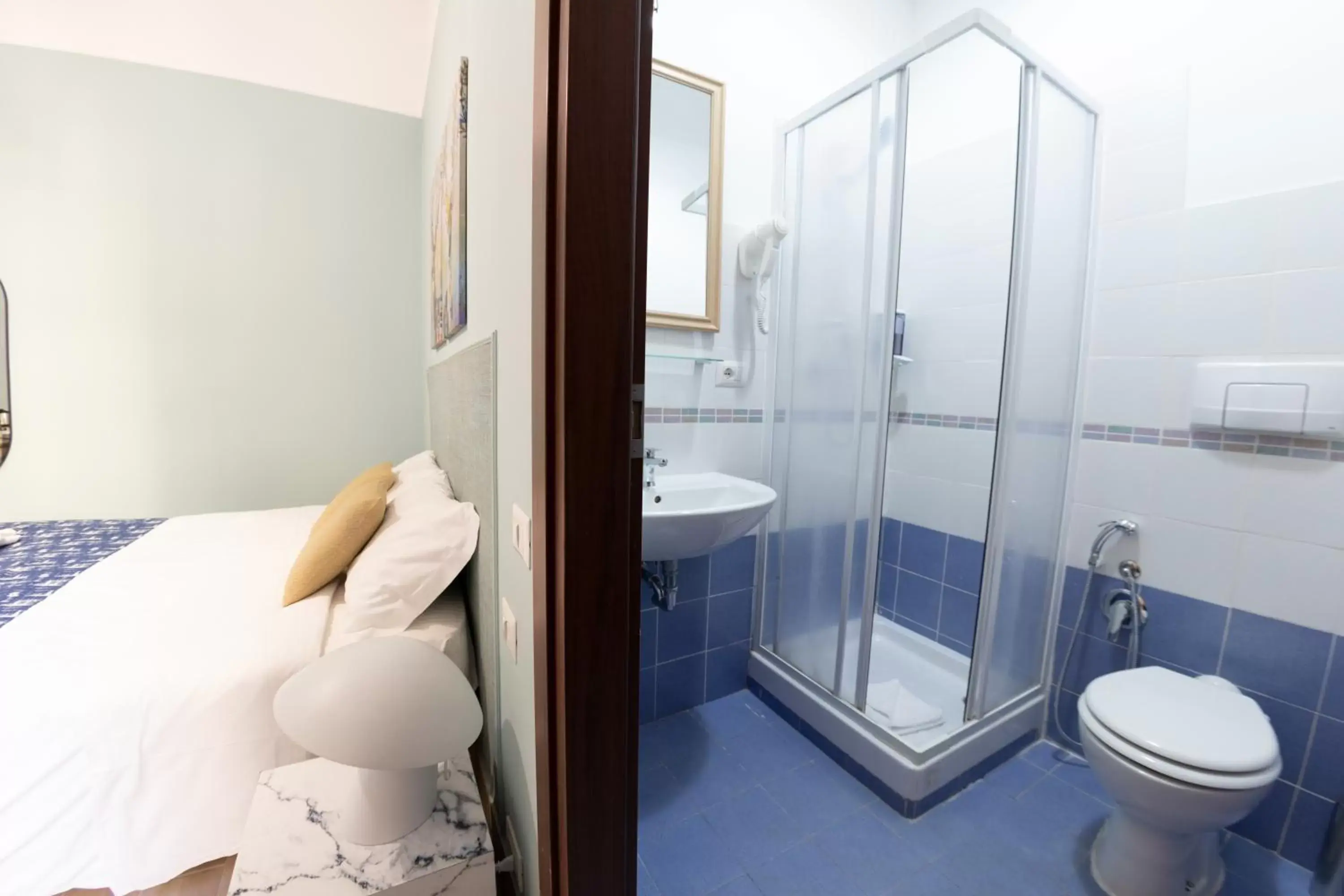 Deluxe Double or Twin Room in Domus Castroni Scipioni Deluxe Double or Twin Room in Domus Castroni Scipioni