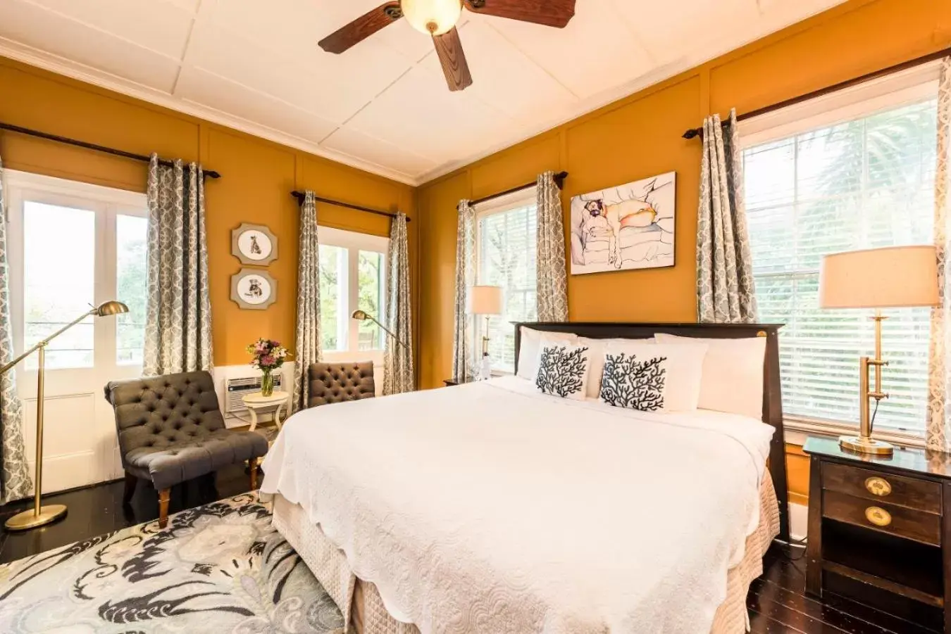 Eaton Room in Old Town Manor Eaton Room in Old Town Manor