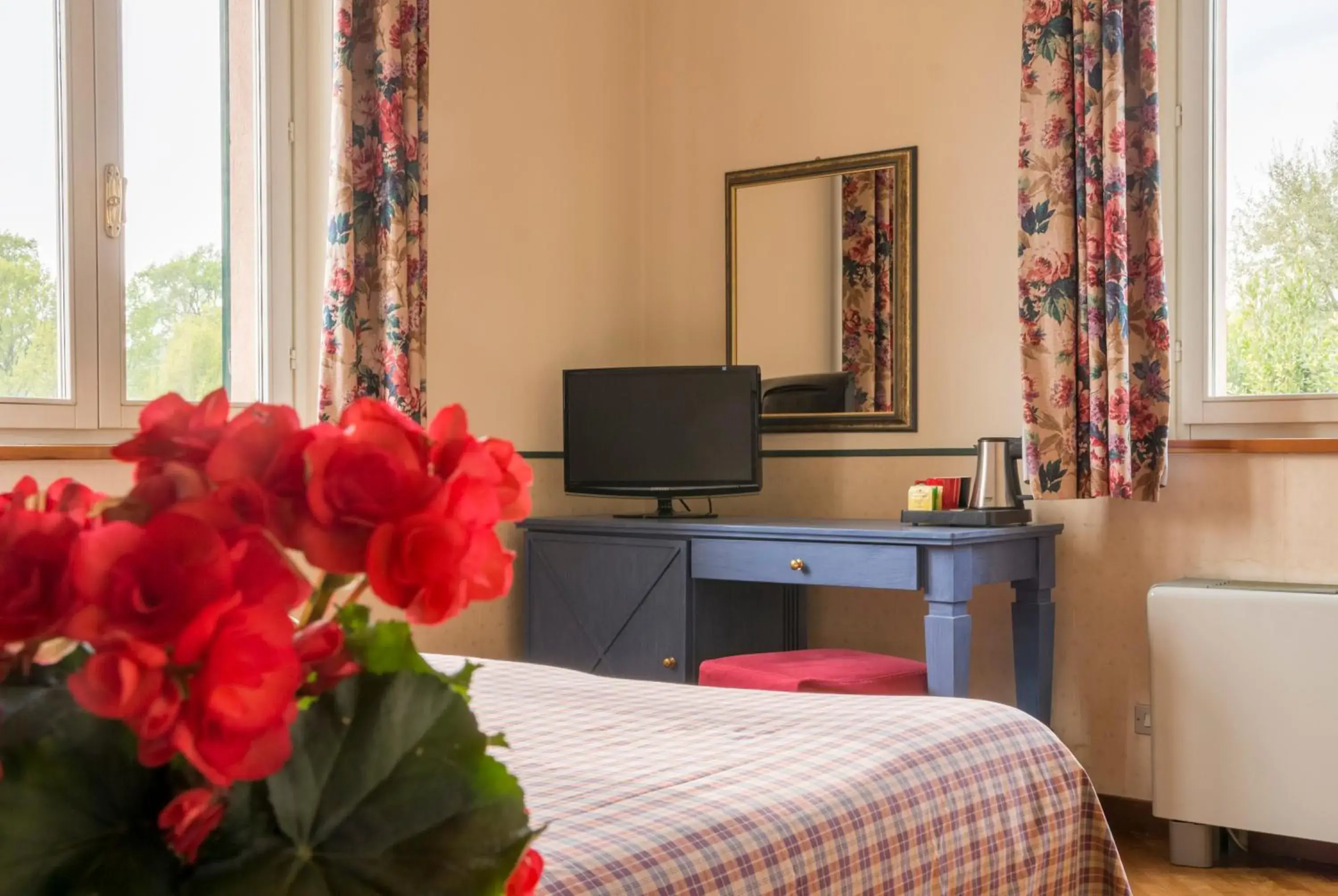 Double Room with Extra Bed in Hostellerie Du Golf Double Room with Extra Bed in Hostellerie Du Golf