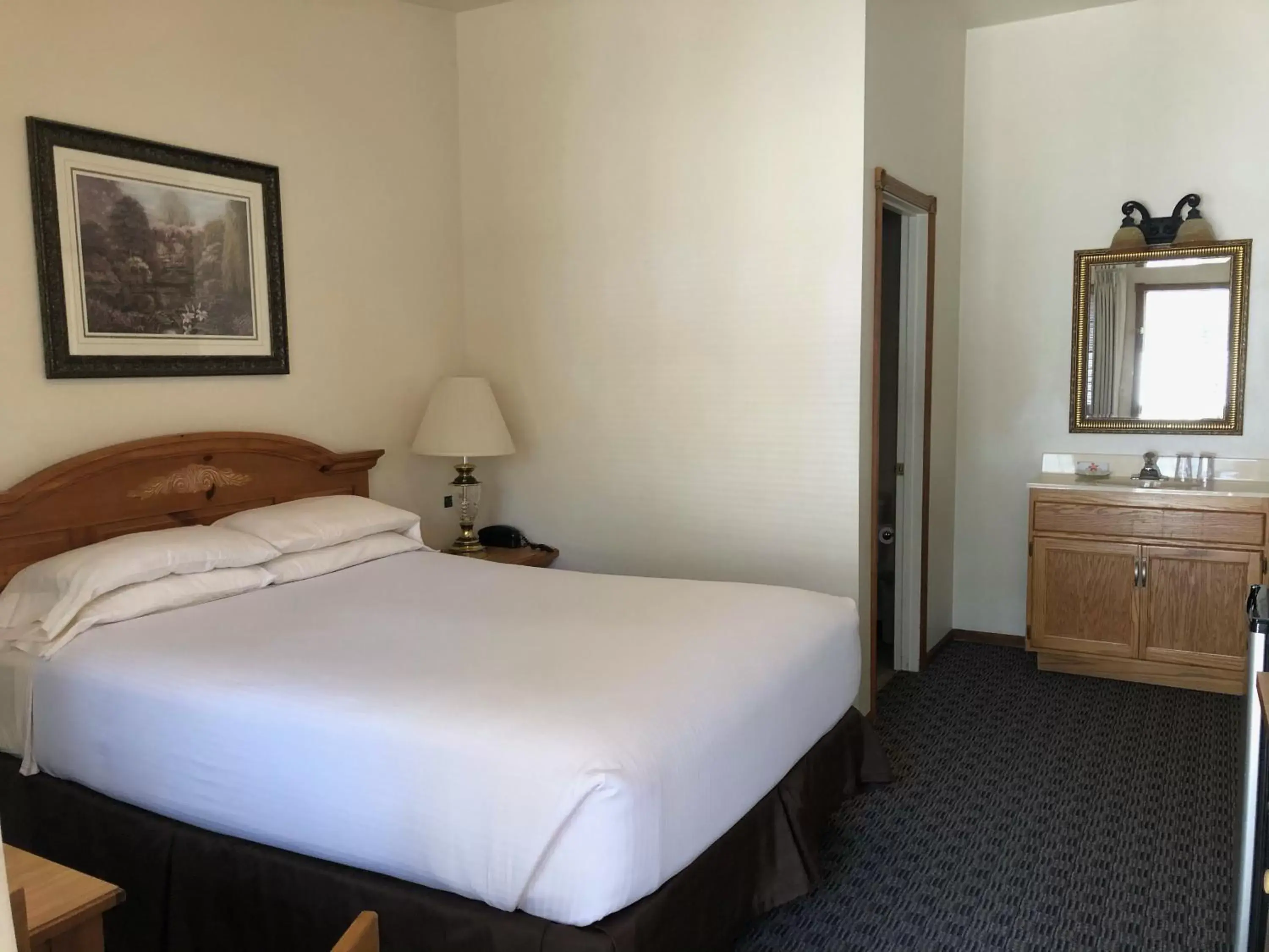 Standard Queen Room in The Landmark Inn Standard Queen Room in The Landmark Inn