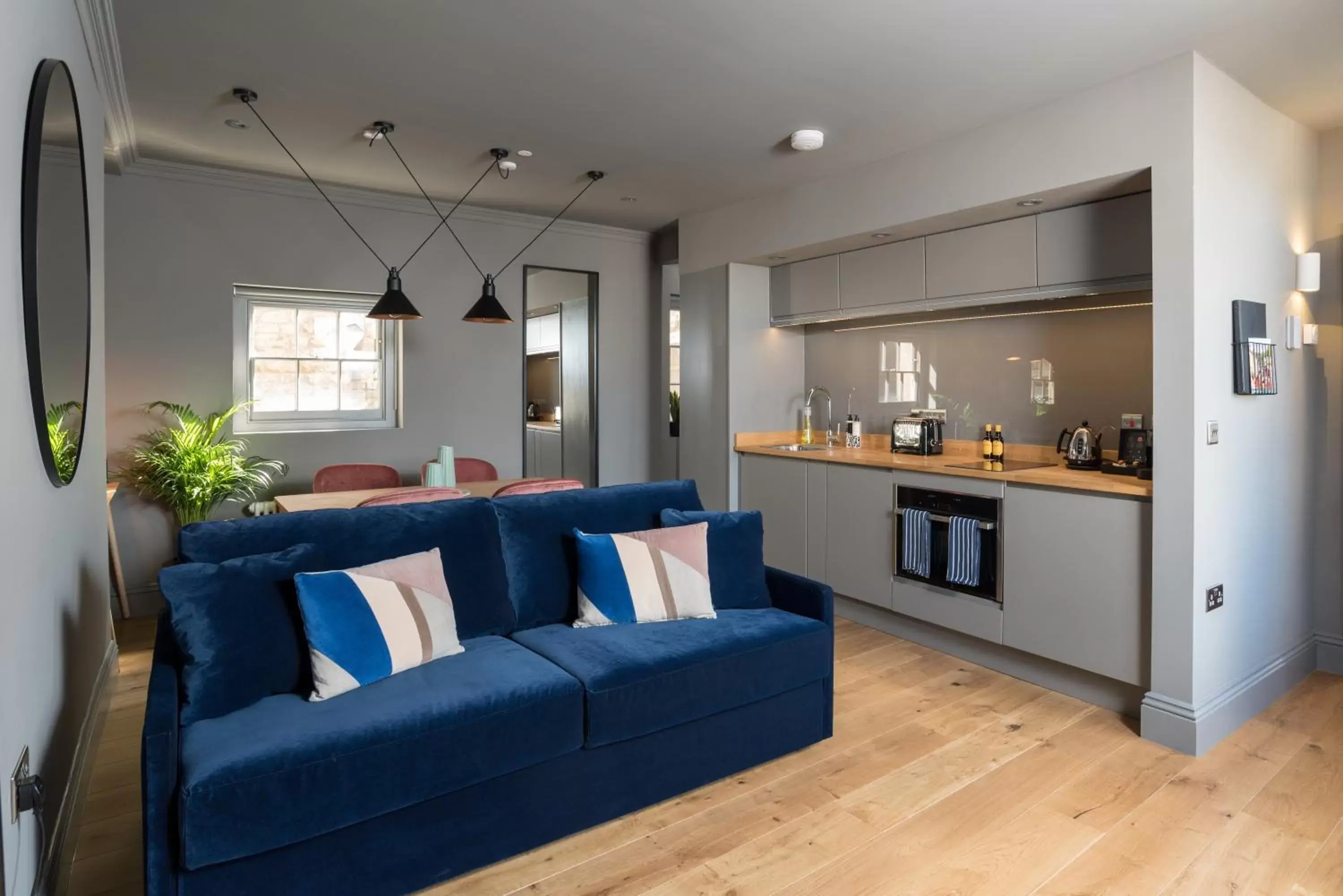 Deluxe Studio Apartment - Upper Floor in Hiding Space - Trim Street Apartments Deluxe Studio Apartment - Upper Floor in Hiding Space - Trim Street Apartments