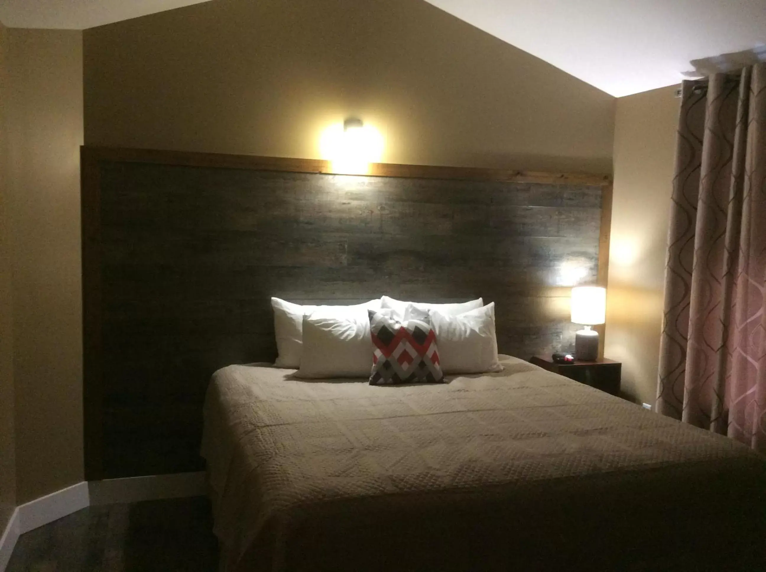 Standard King Room in Villegiature Deux Rivieres Resort Standard King Room in Villegiature Deux Rivieres Resort