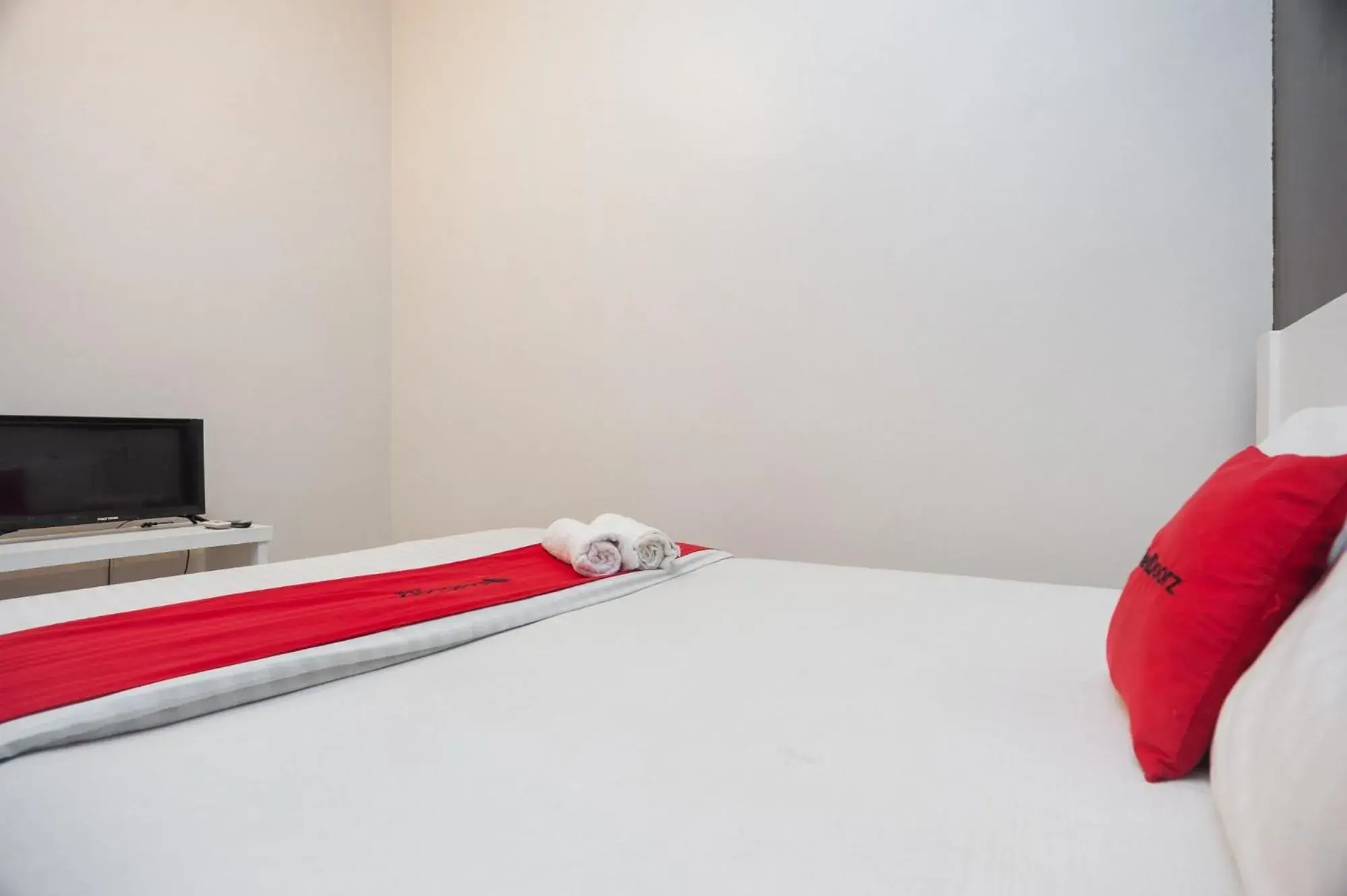 Double Room in RedDoorz Syariah near Taman Air Mancur Bogor Double Room in RedDoorz Syariah near Taman Air Mancur Bogor