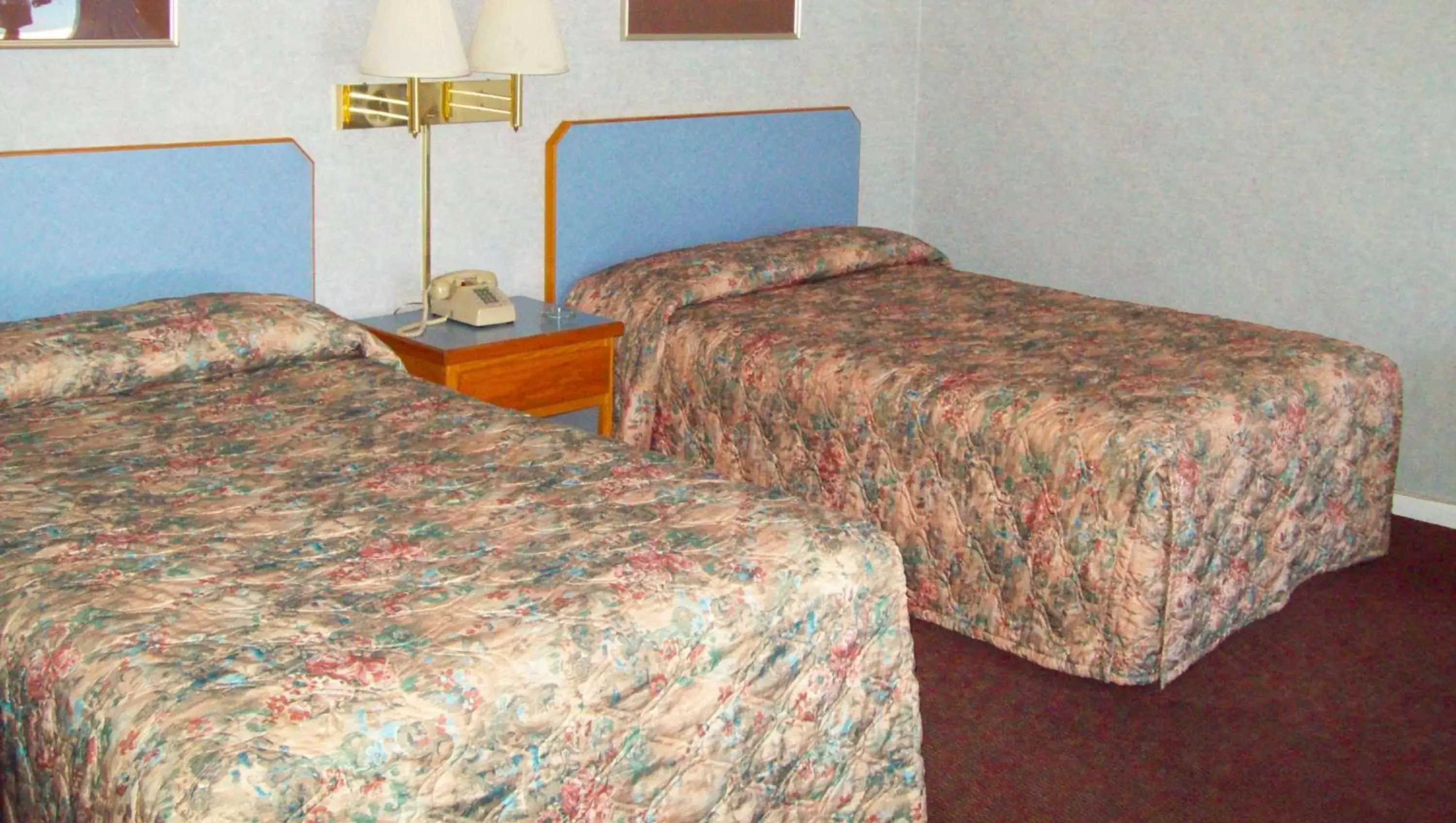 Queen Room with Two Queen Beds - Non-Smoking in Blue Mist Motel Florence Queen Room with Two Queen Beds - Non-Smoking in Blue Mist Motel Florence