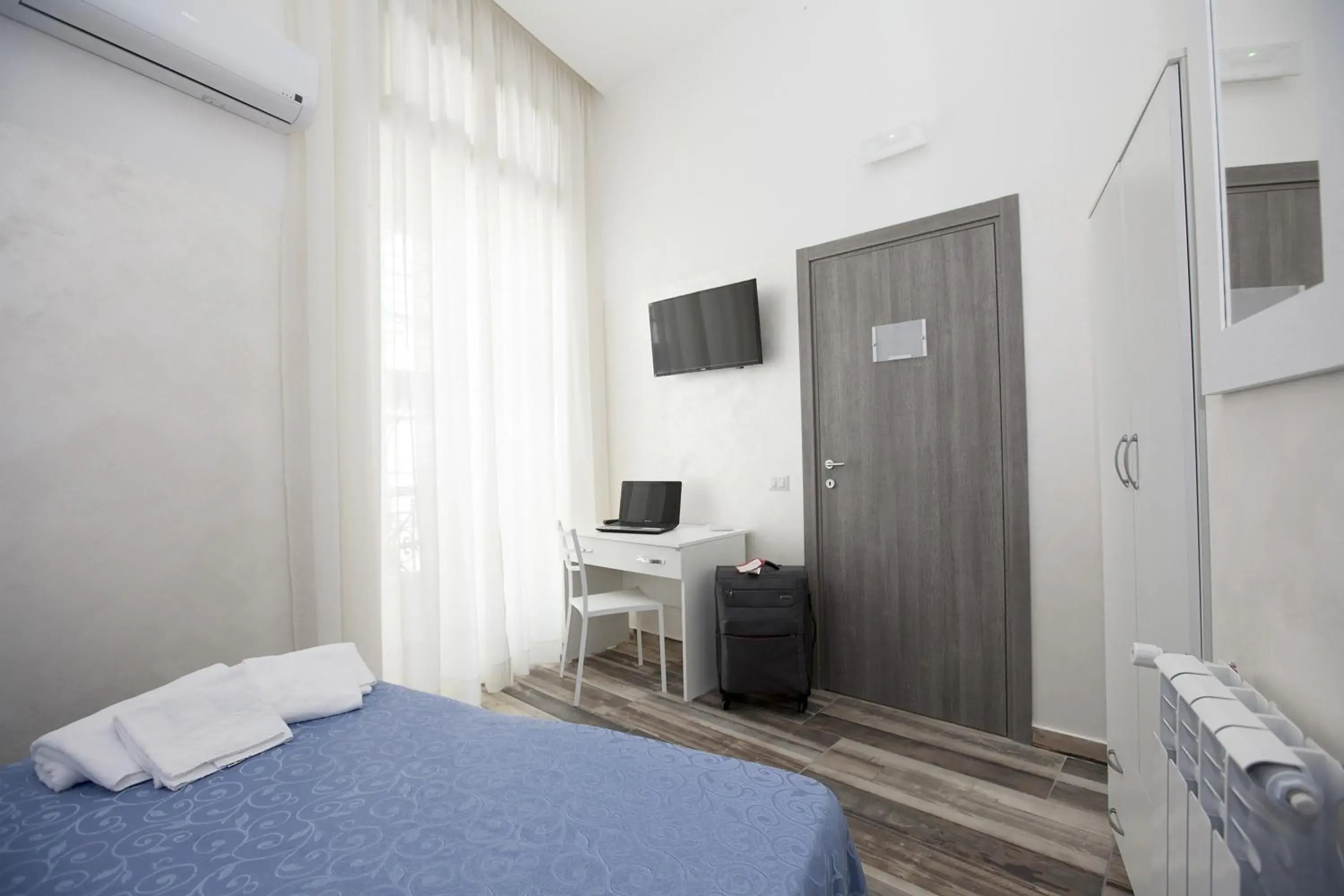 Double or Twin Room in Napoli Garibaldi Square Double or Twin Room in Napoli Garibaldi Square