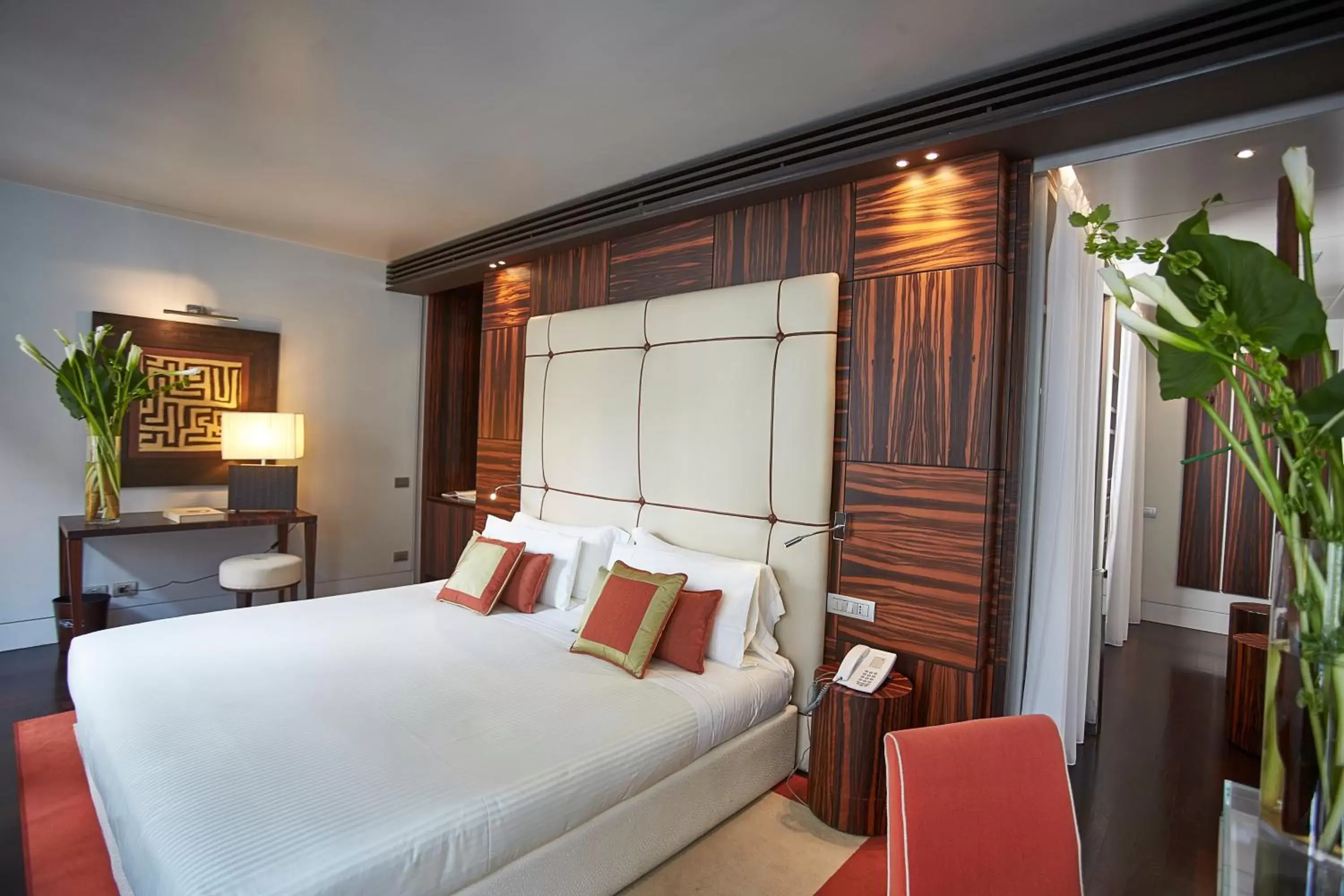 Deluxe Double Room with Gallery View in Sina The Gray Deluxe Double Room with Gallery View in Sina The Gray