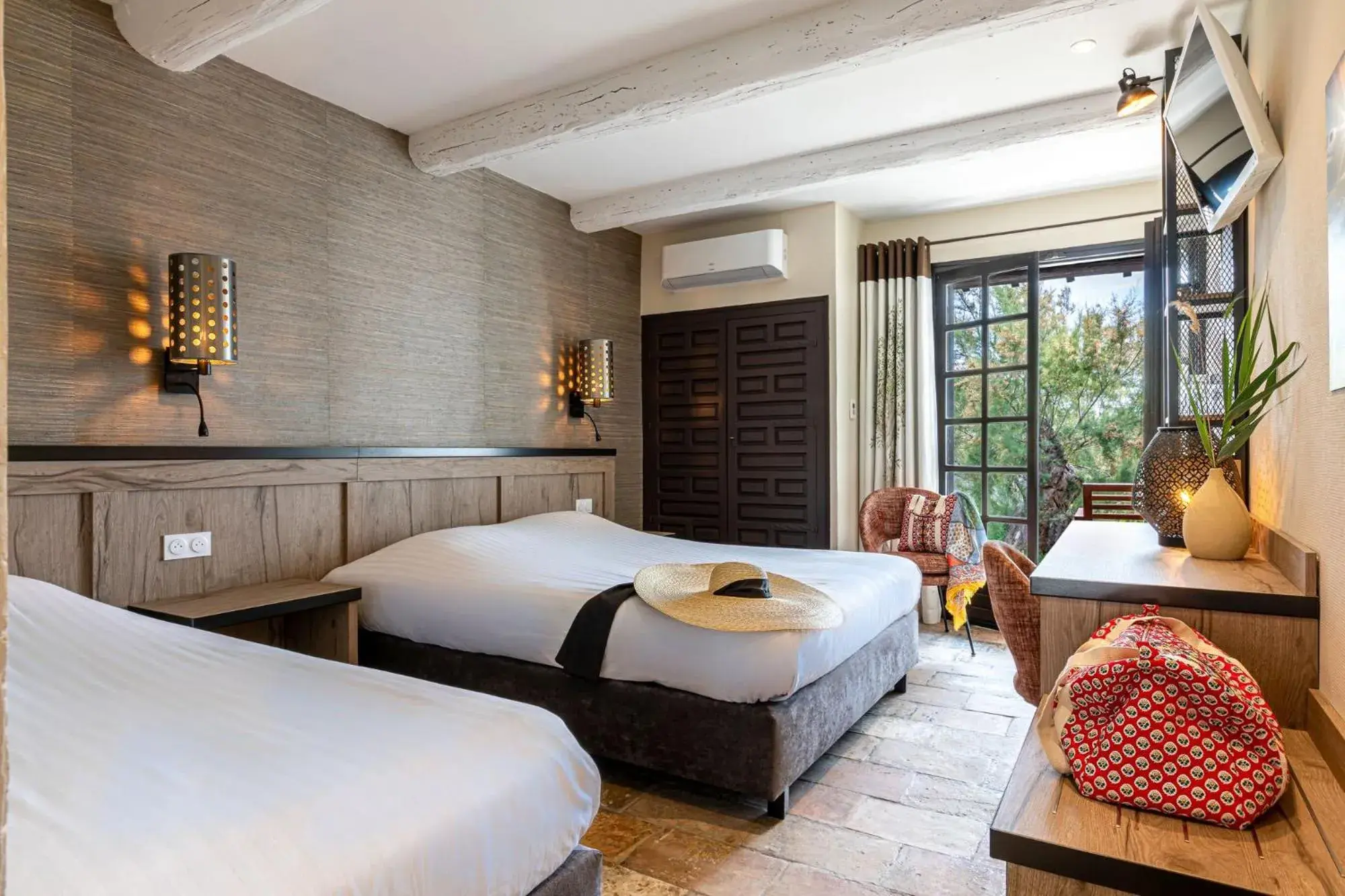 Cavalière Triple Room in Auberge Cavaliere du Pont des Bannes Cavalière Triple Room in Auberge Cavaliere du Pont des Bannes