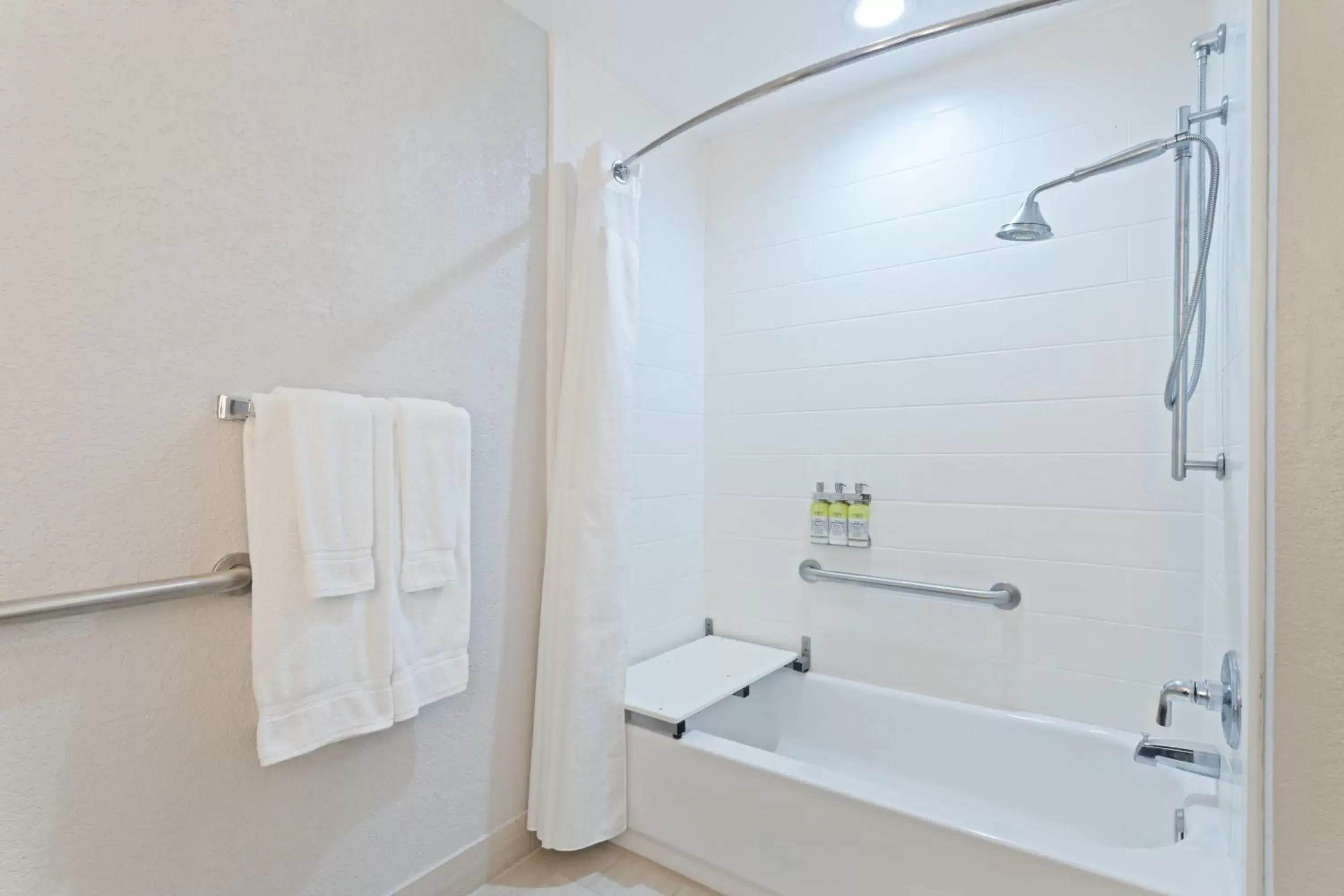 Standard King Room with Mobility Accessible Tub in Holiday Inn Express & Suites Lake Placid by IHG Standard King Room with Mobility Accessible Tub in Holiday Inn Express & Suites Lake Placid by IHG