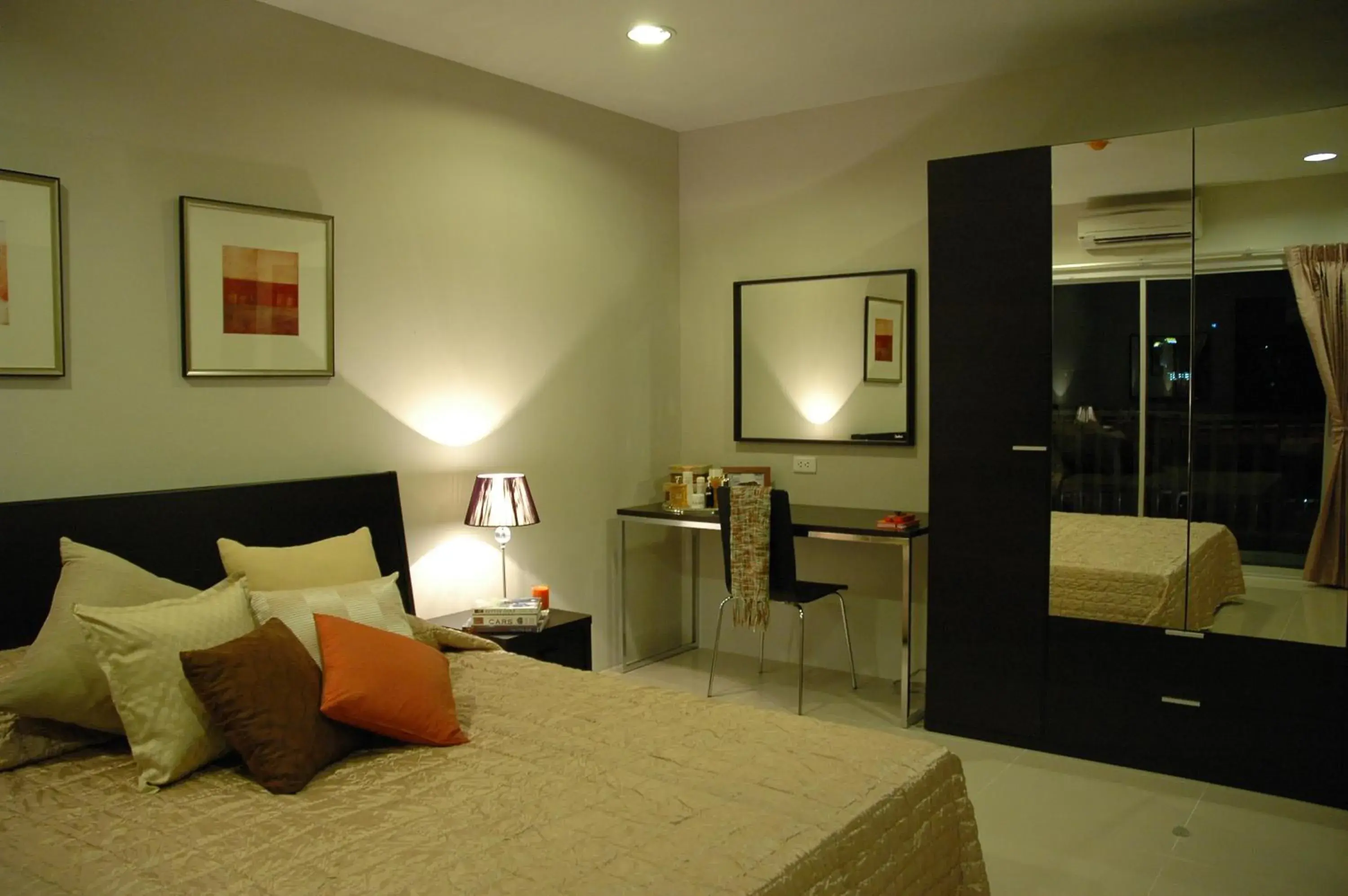One-Bedroom Suite in Bangkok Living One-Bedroom Suite in Bangkok Living