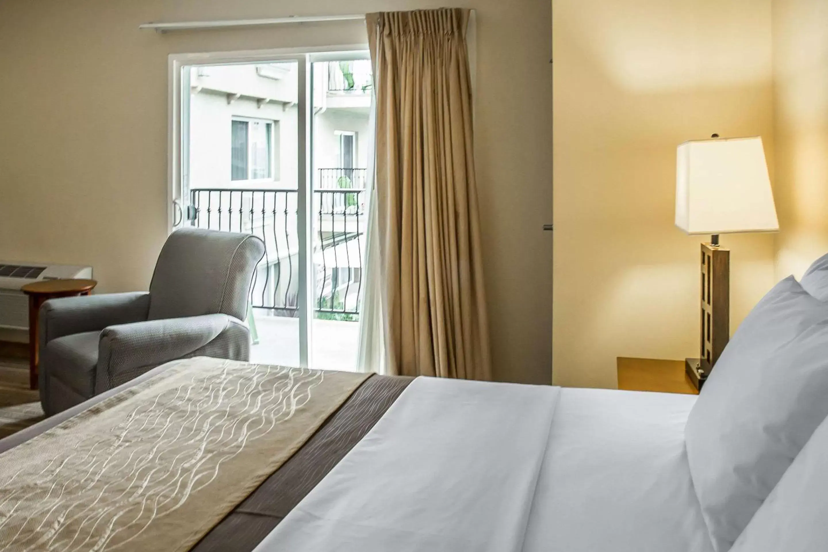 Standard Room, 1 King Bed, Balcony, Non Smoking in Comfort Inn Cockatoo Near LAX Standard Room, 1 King Bed, Balcony, Non Smoking in Comfort Inn Cockatoo Near LAX