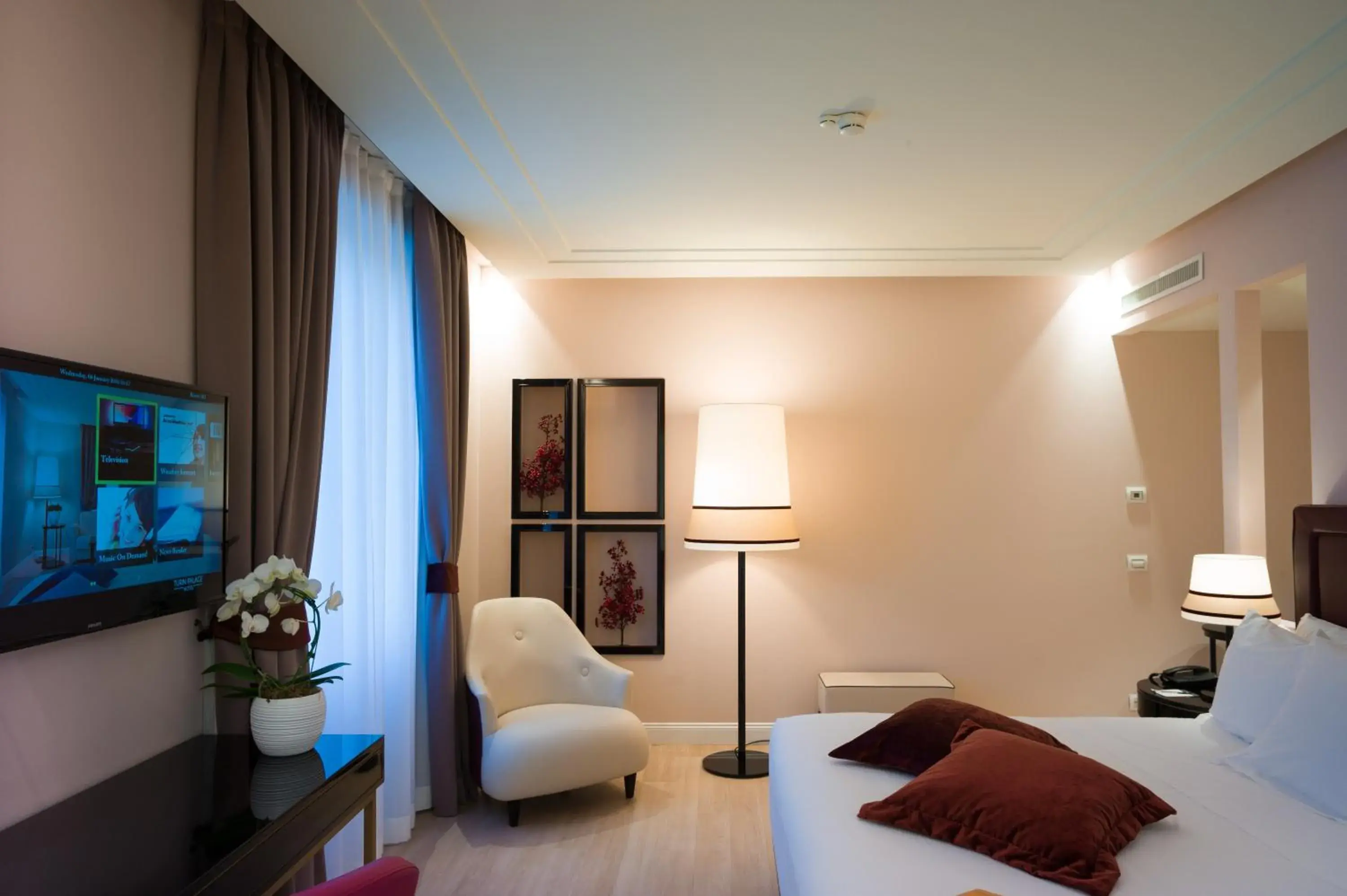 Deluxe Queen Room - single occupancy in Turin Palace Hotel Deluxe Queen Room - single occupancy in Turin Palace Hotel