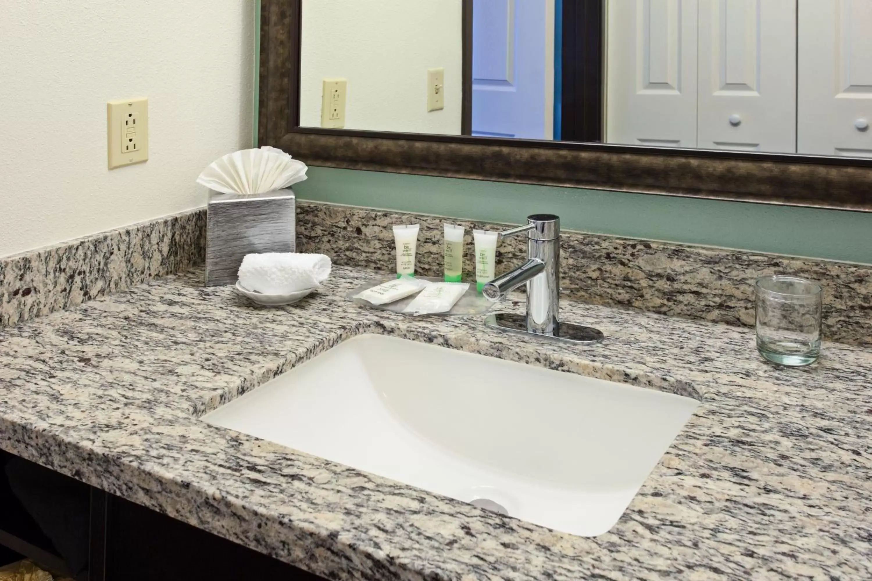 One-Bedroom King Suite with Sofa Bed in Staybridge Suites Irvine East/Lake Forest by IHG One-Bedroom King Suite with Sofa Bed in Staybridge Suites Irvine East/Lake Forest by IHG