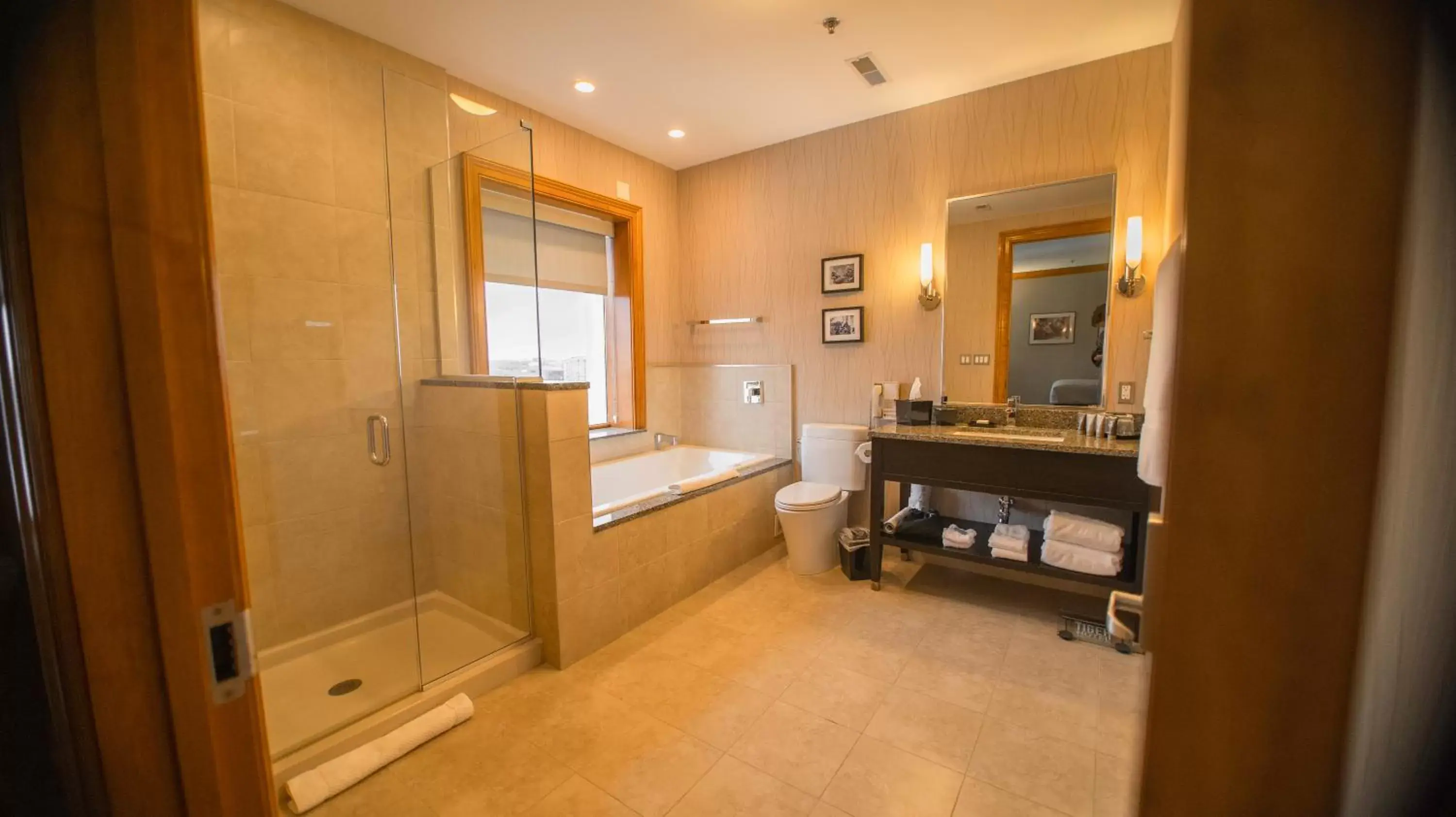 One-Bedroom Suite in voco The Tiger Hotel, Columbia, MO by IHG One-Bedroom Suite in voco The Tiger Hotel, Columbia, MO by IHG