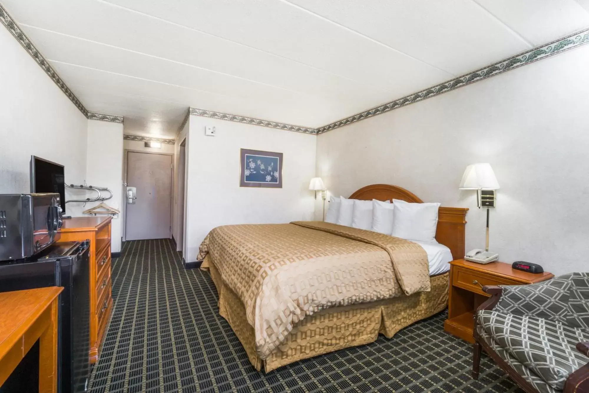 King Room with Roll-in Shower - Mobility Access/Non-Smoking in Days Inn by Wyndham Columbus East Airport King Room with Roll-in Shower - Mobility Access/Non-Smoking in Days Inn by Wyndham Columbus East Airport