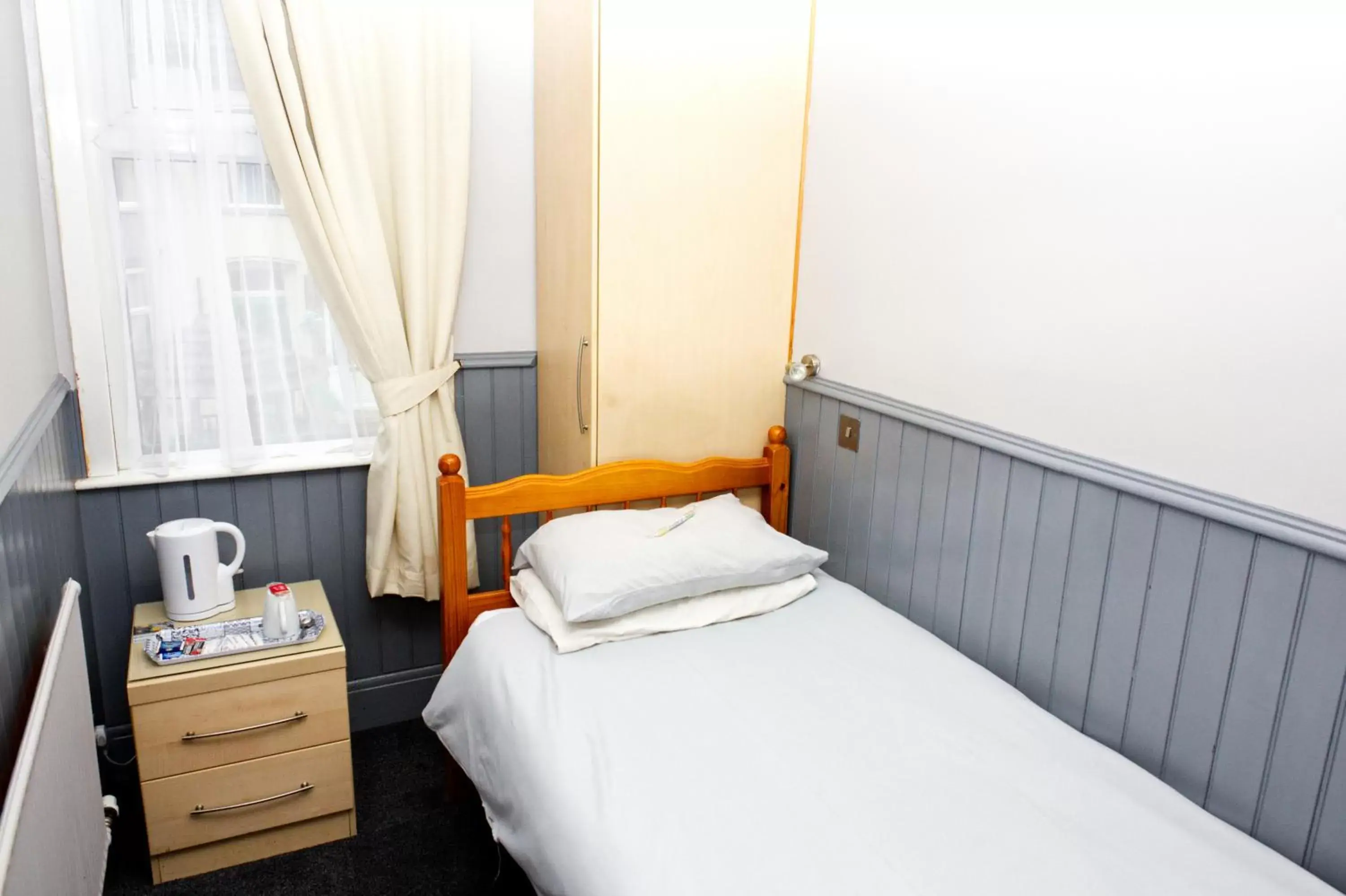 Single Room with Shared Shower and Toilet - single occupancy in Mallowview Bed and Breakfast Single Room with Shared Shower and Toilet - single occupancy in Mallowview Bed and Breakfast