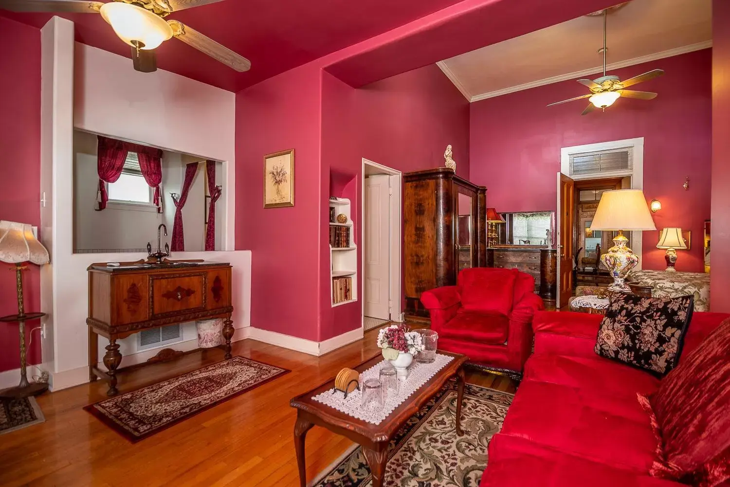 Deluxe Queen Suite in The Blenman Inn Deluxe Queen Suite in The Blenman Inn