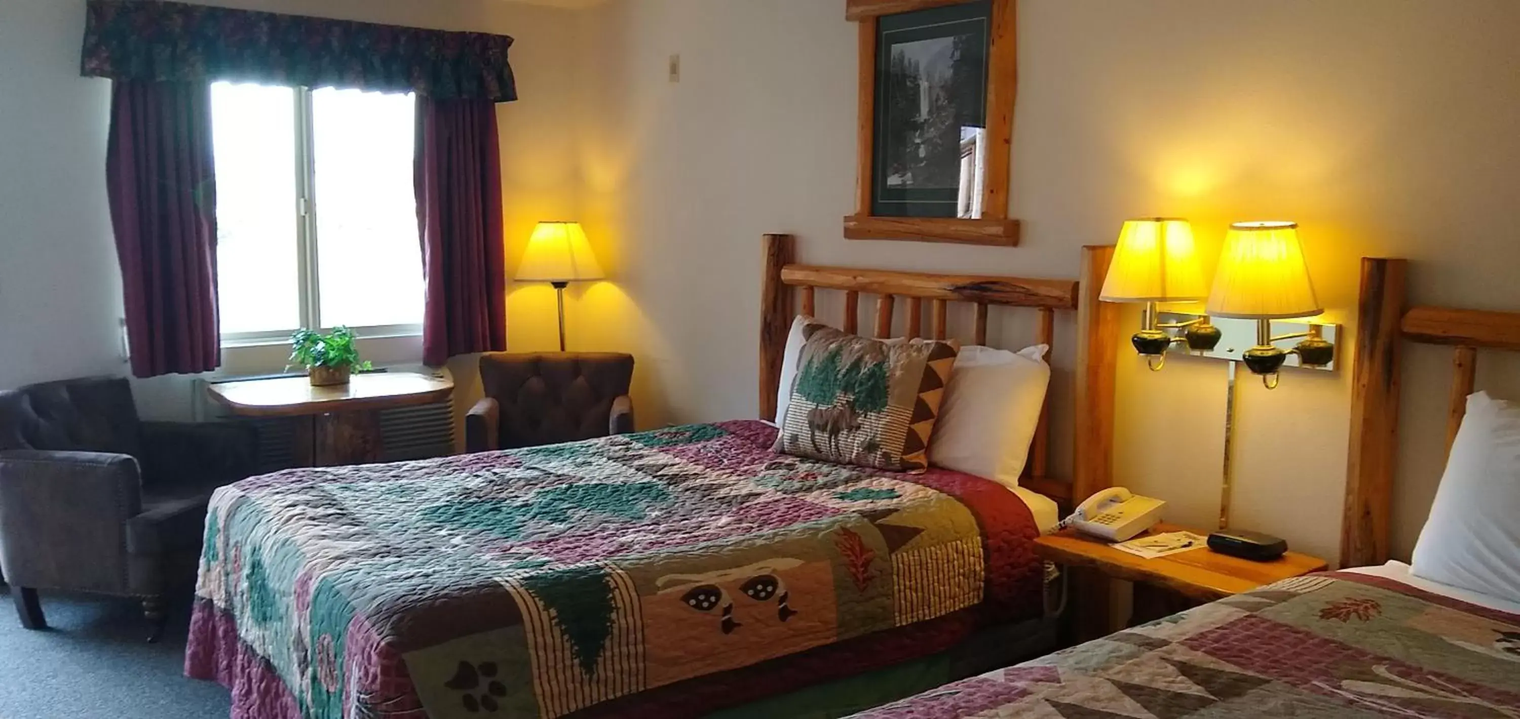 Deluxe Queen Room with Two Queen Beds in Ponderosa Motel Deluxe Queen Room with Two Queen Beds in Ponderosa Motel