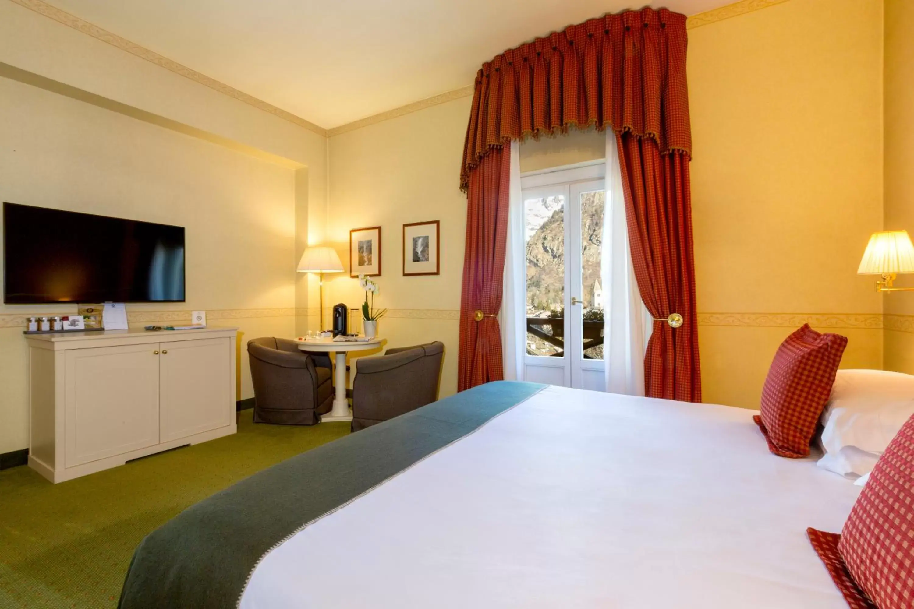 King Room with Mountain View in Grand Hotel Royal E Golf King Room with Mountain View in Grand Hotel Royal E Golf