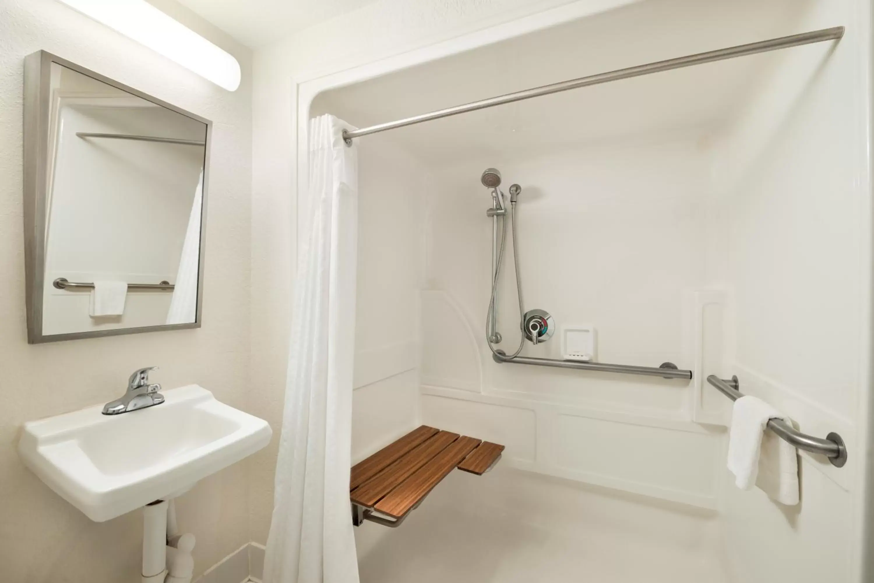 King Room with Bath Tub - Mobility Accessible/Non-Smoking in Wyndham Garden Tallahassee Capitol Near FSU King Room with Bath Tub - Mobility Accessible/Non-Smoking in Wyndham Garden Tallahassee Capitol Near FSU