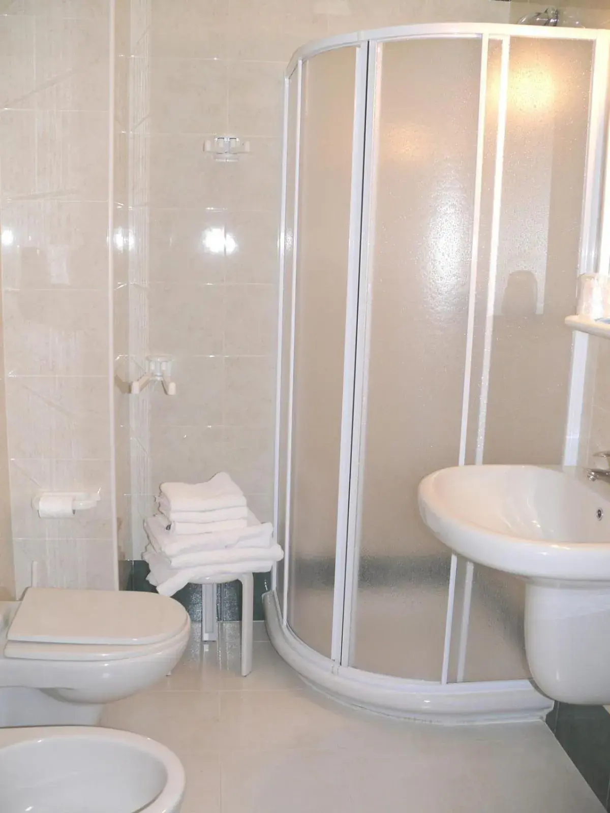 Triple Room in Albergo Casa Del Pellegrino Triple Room in Albergo Casa Del Pellegrino