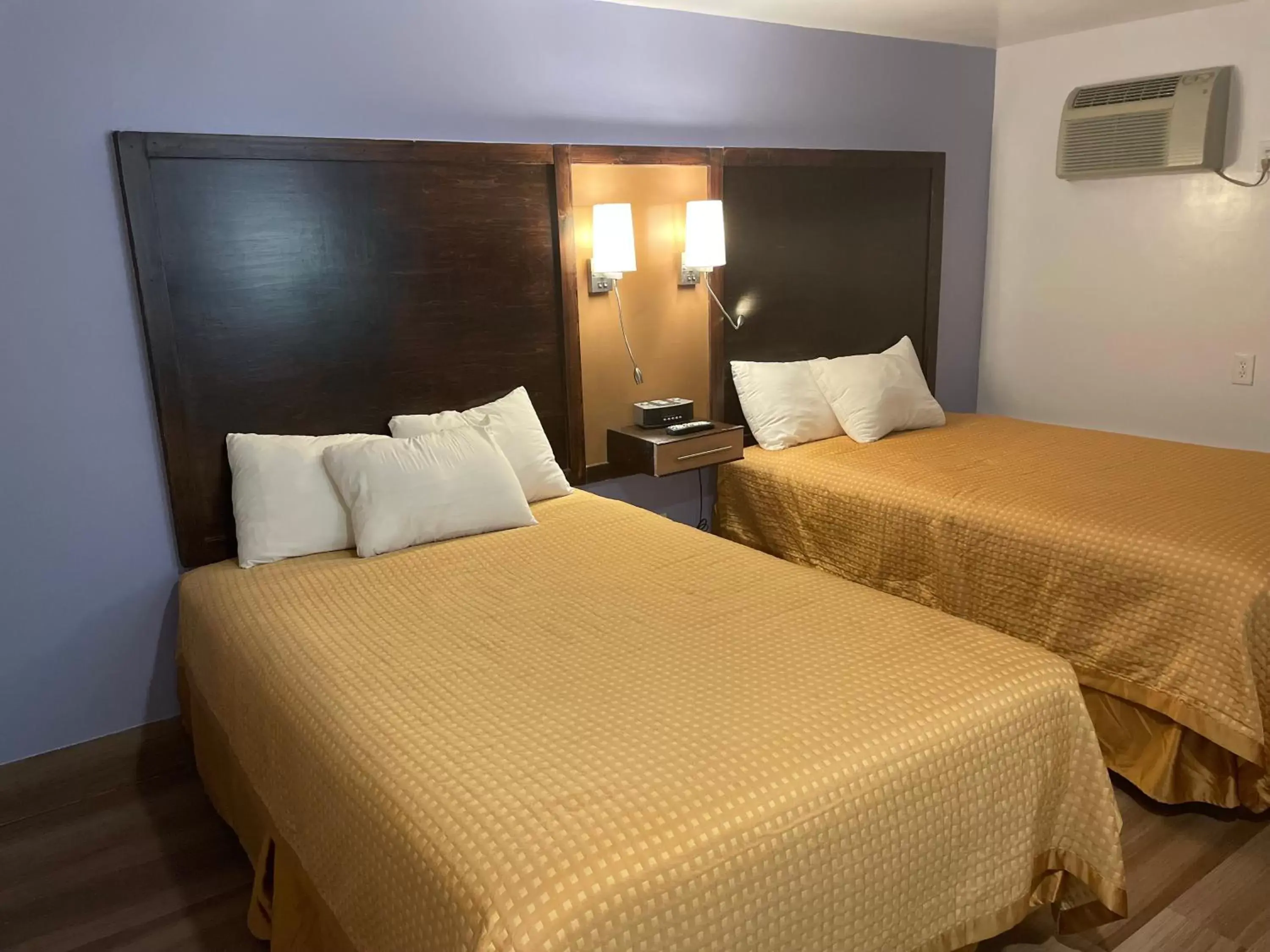 Double Room with Two Double Beds - Non-Smoking in Scottish Inn - North Tonawanda Double Room with Two Double Beds - Non-Smoking in Scottish Inn - North Tonawanda