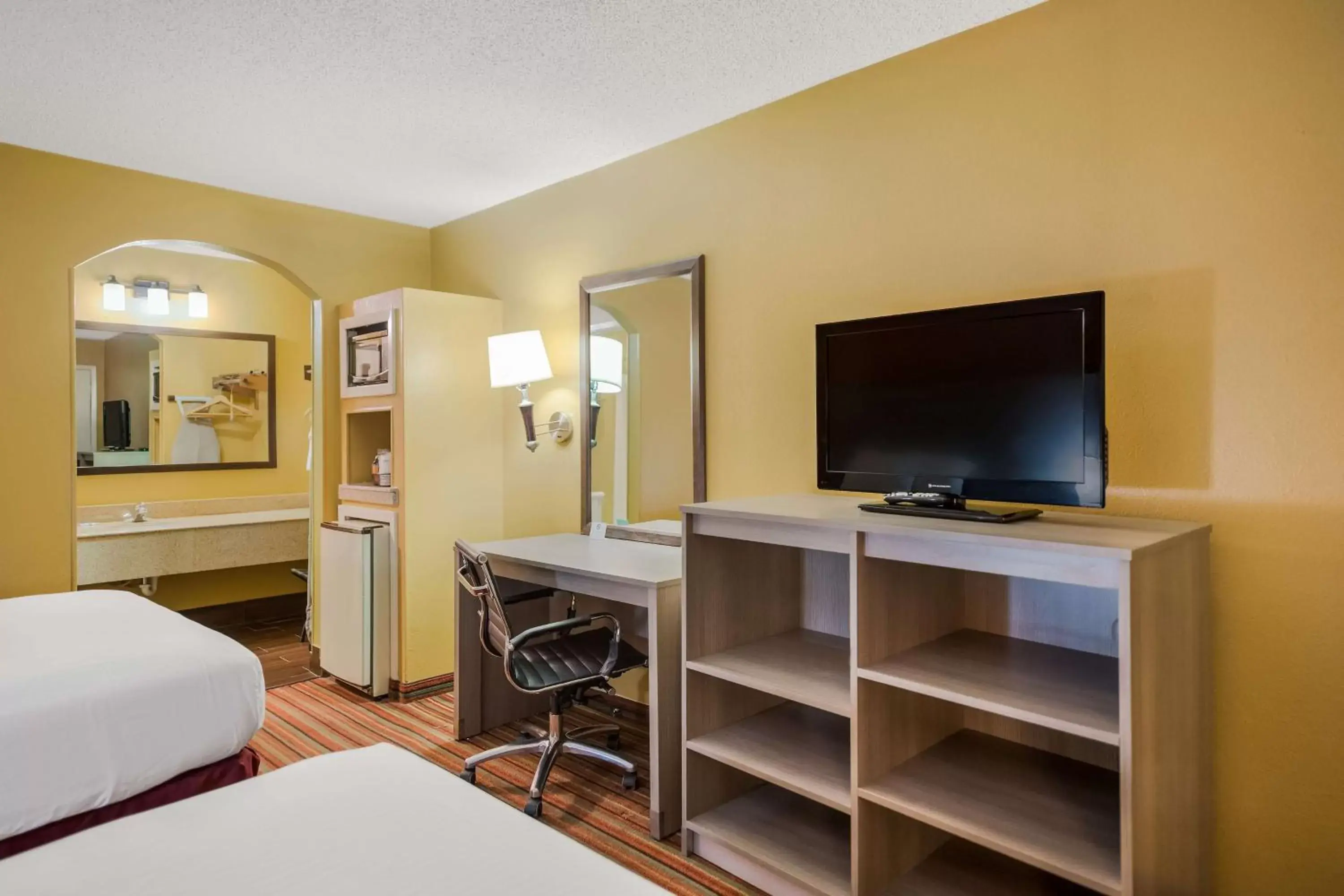 Double Room with Two Double Beds - Smoking in SureStay Hotel by Best Western Mt Pleasant Double Room with Two Double Beds - Smoking in SureStay Hotel by Best Western Mt Pleasant