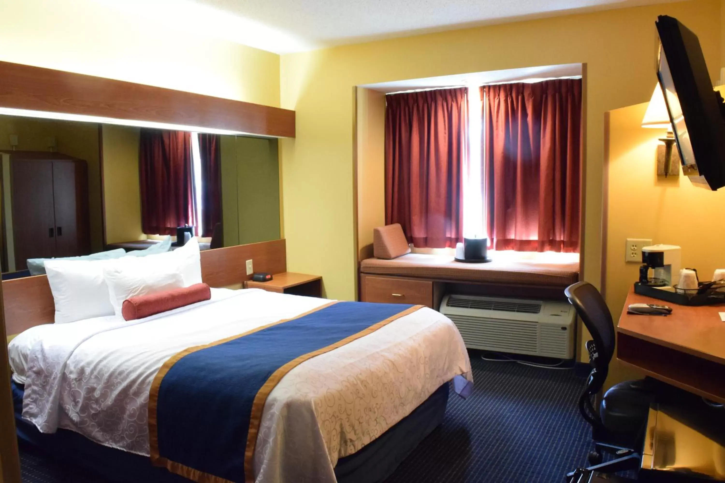 Queen Room in Inn at the Finger Lakes Queen Room in Inn at the Finger Lakes