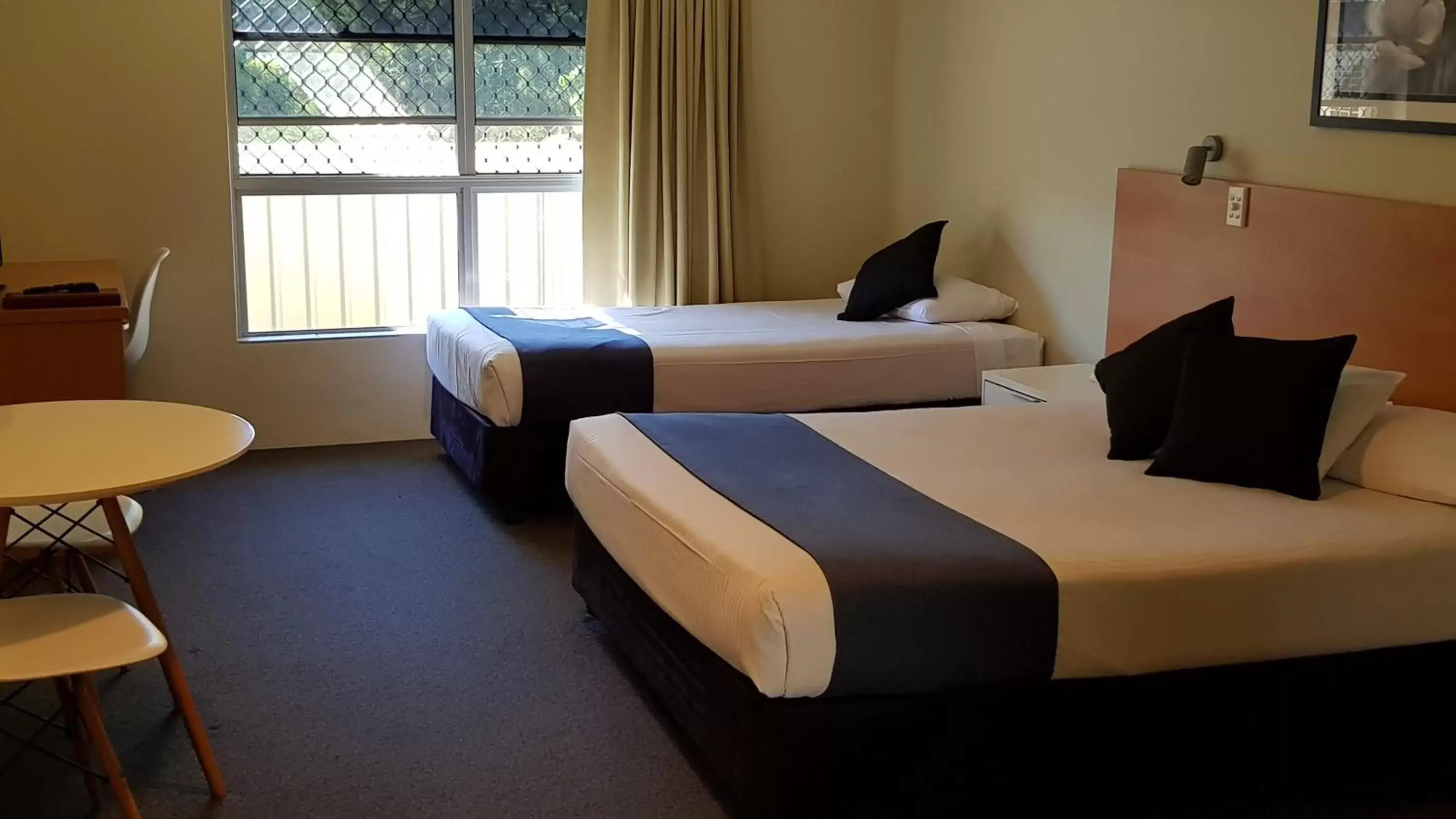 Queen and Single Room in Nambour Heights Motel Queen and Single Room in Nambour Heights Motel
