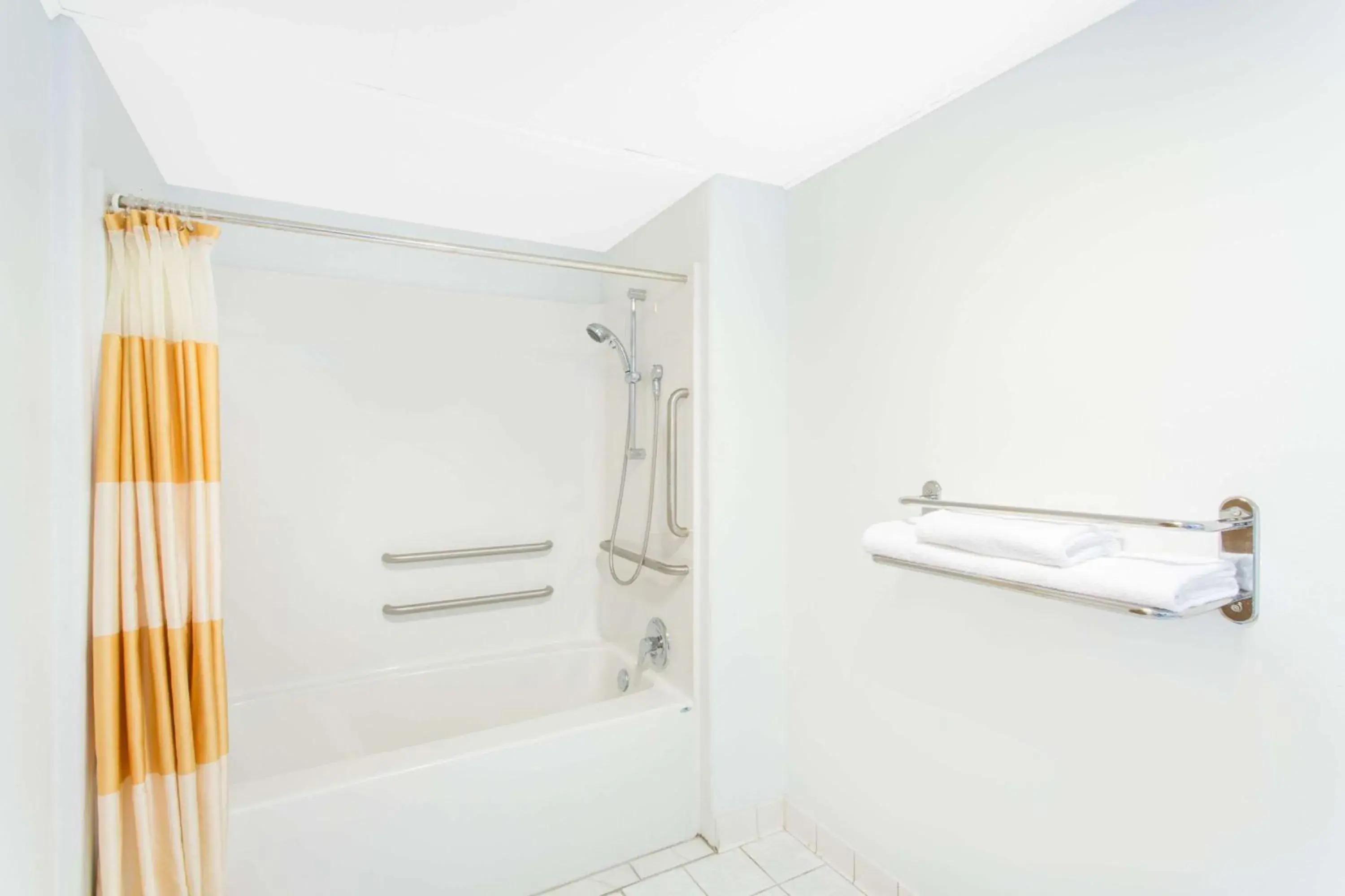 King Room - Disability Access/Smoking in Days Inn & Suites by Wyndham Bentonville King Room - Disability Access/Smoking in Days Inn & Suites by Wyndham Bentonville