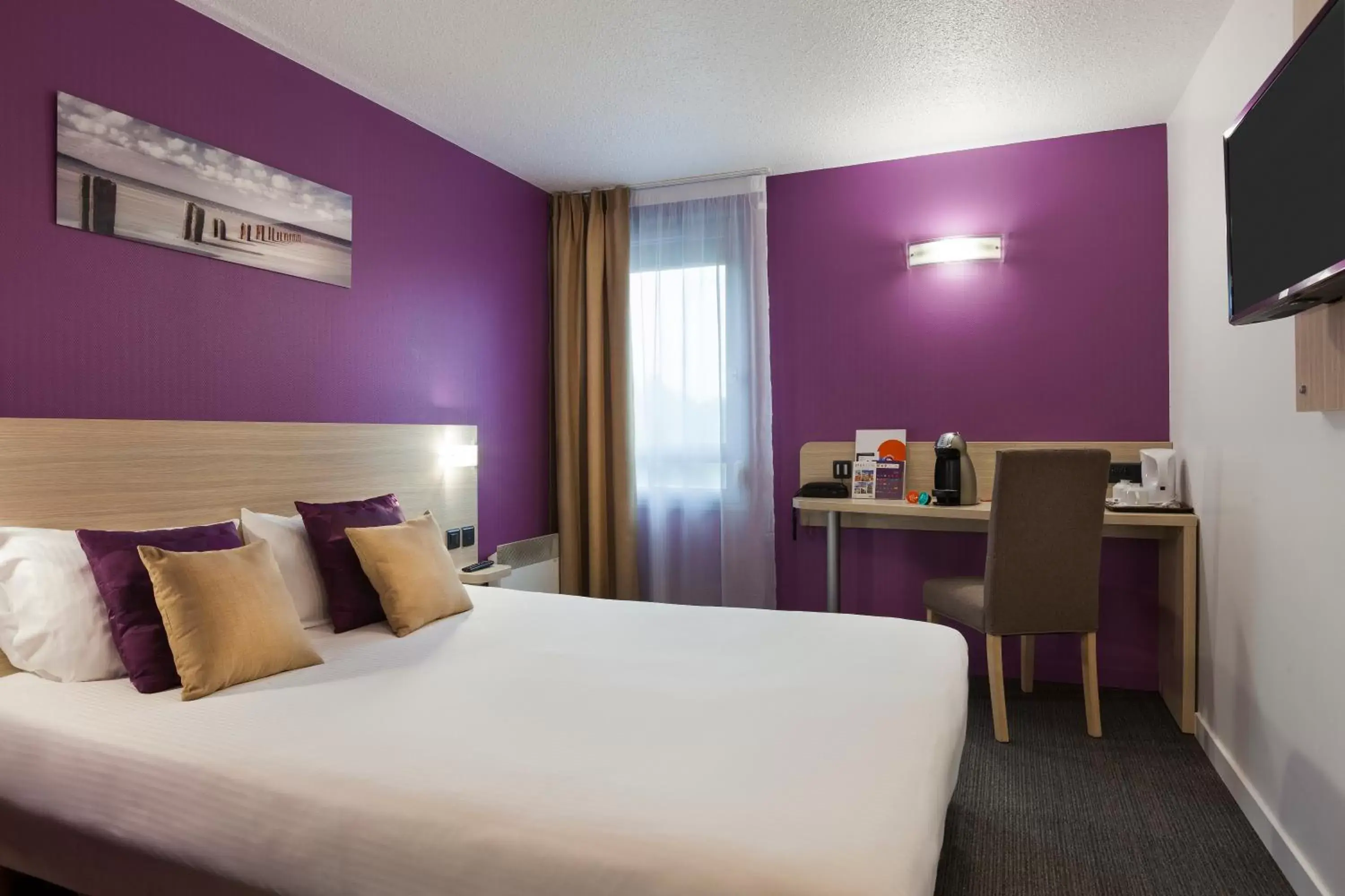 Bed in The Originals City, Tabl'Hôtel, Cambrai (Inter-Hotel) Bed in The Originals City, Tabl'Hôtel, Cambrai (Inter-Hotel)