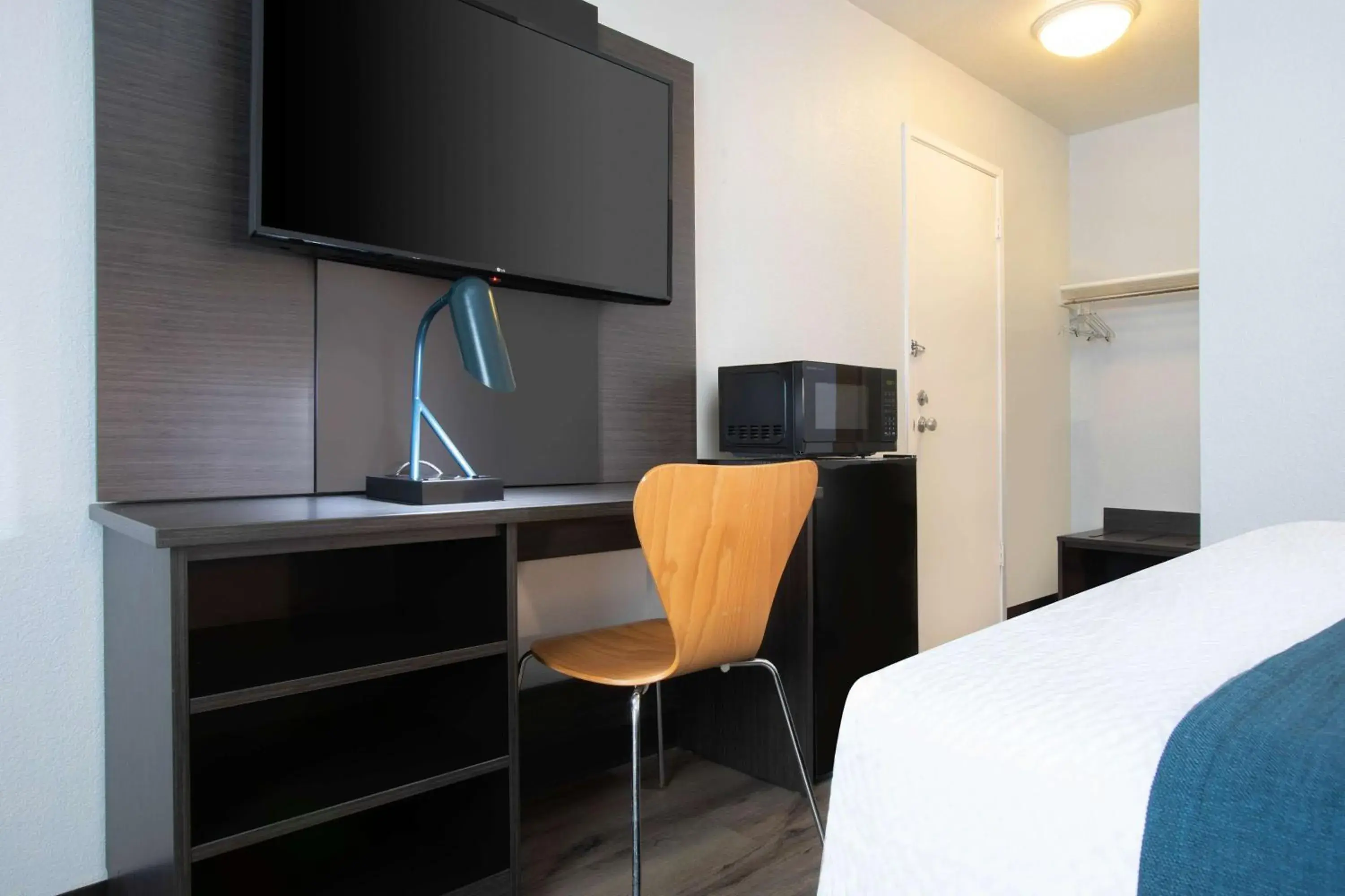 Queen Room in Motel 6-Woodland, CA Sacramento Airport Queen Room in Motel 6-Woodland, CA Sacramento Airport