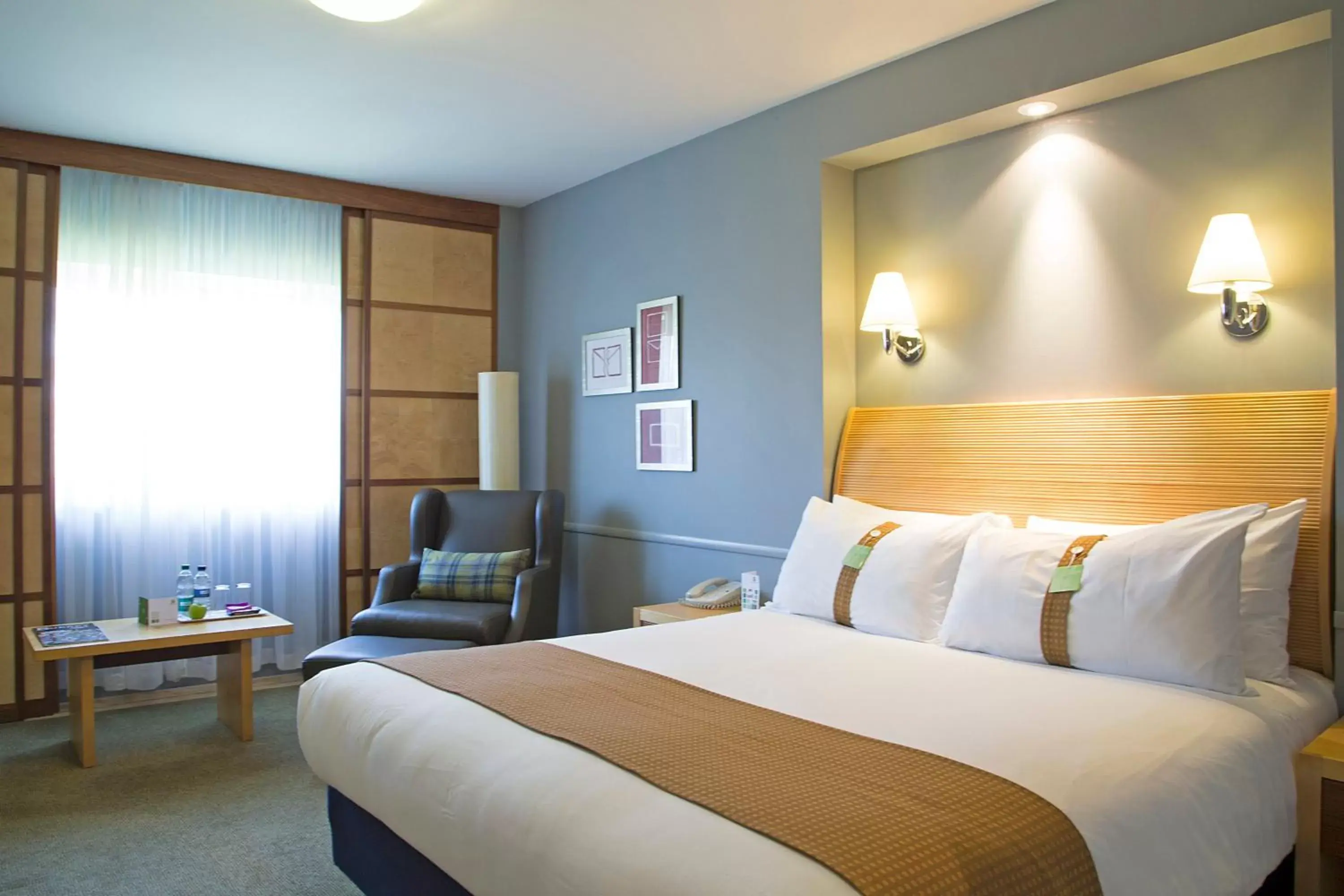 Deluxe Double Room in Holiday Inn Guildford by IHG Deluxe Double Room in Holiday Inn Guildford by IHG
