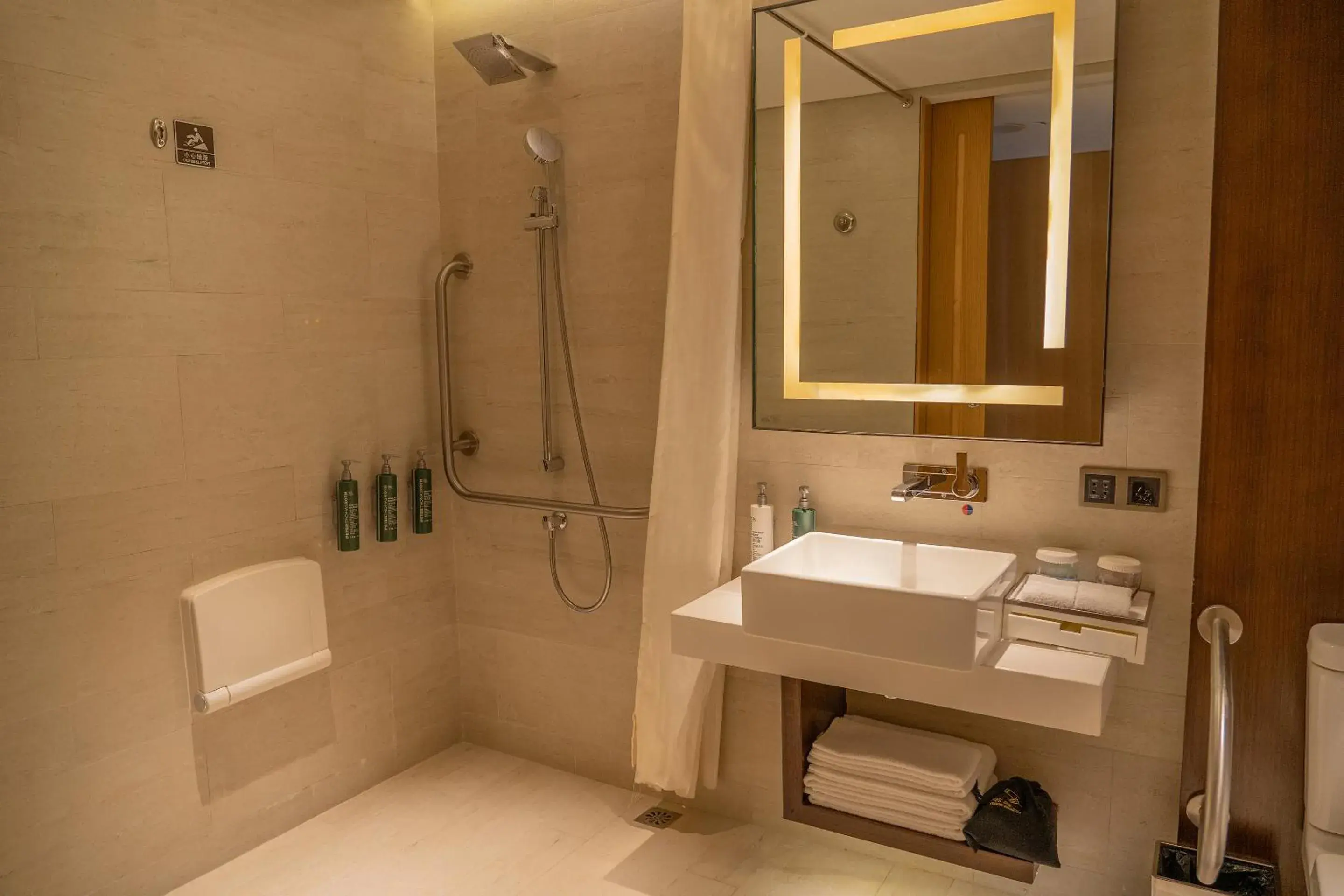 King Room - Mobility Accessible in Hilton Garden Inn Lijiang King Room - Mobility Accessible in Hilton Garden Inn Lijiang